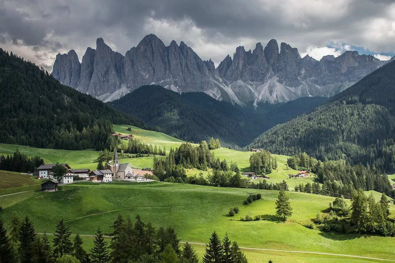 โบสถ์ Santa Maddalena ใน Val di Funes กับเทือกเขา Odle ภาพจาก Wikimedia Commons ผู้ถ่าย Chiara.marraccini สัญญา CC BY-SA 4.0