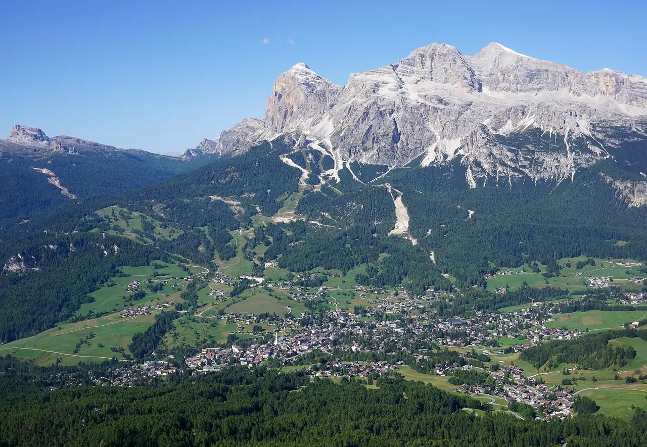 เมือง Cortina d'Ampezzo ในหุบเขา มองจากกระเช้า Faloria ภาพจาก Wikimedia Commons ผู้ถ่าย kallerna สัญญา CC BY-SA 4.0