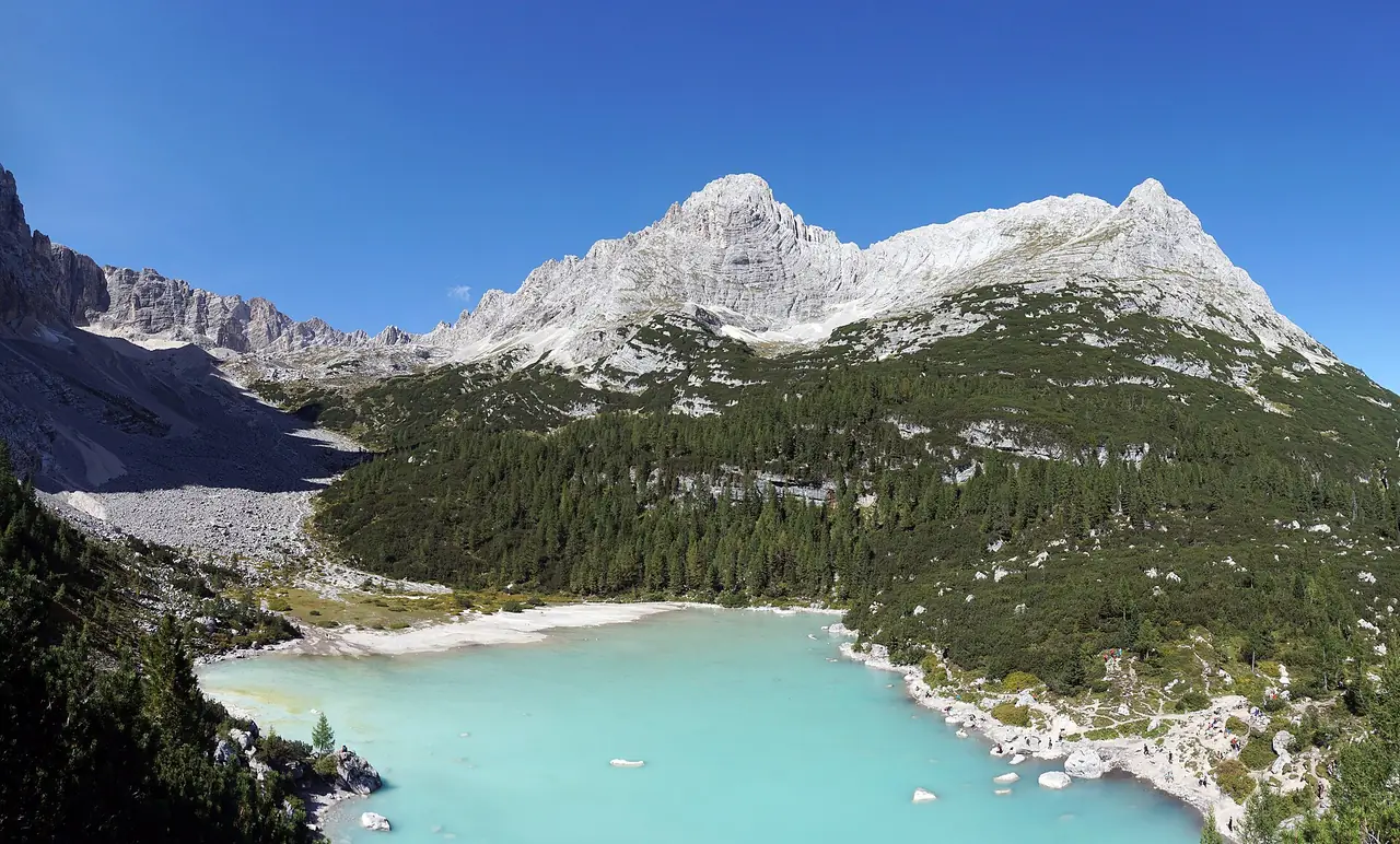 Lago di Sorapis สีฟ้านมใต้ยอดเขา ภาพจาก Wikimedia Commons ผู้ถ่าย kallerna สัญญา CC BY-SA 4.0