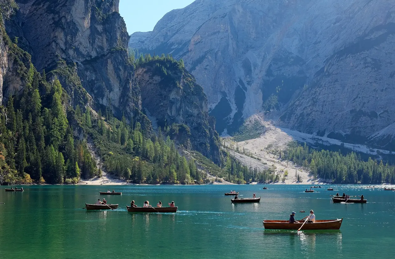 เรือพายและชายฝั่งที่ Lago di Braies ภาพจาก Wikimedia Commons ผู้ถ่าย kallerna สัญญา CC BY-SA 4.0