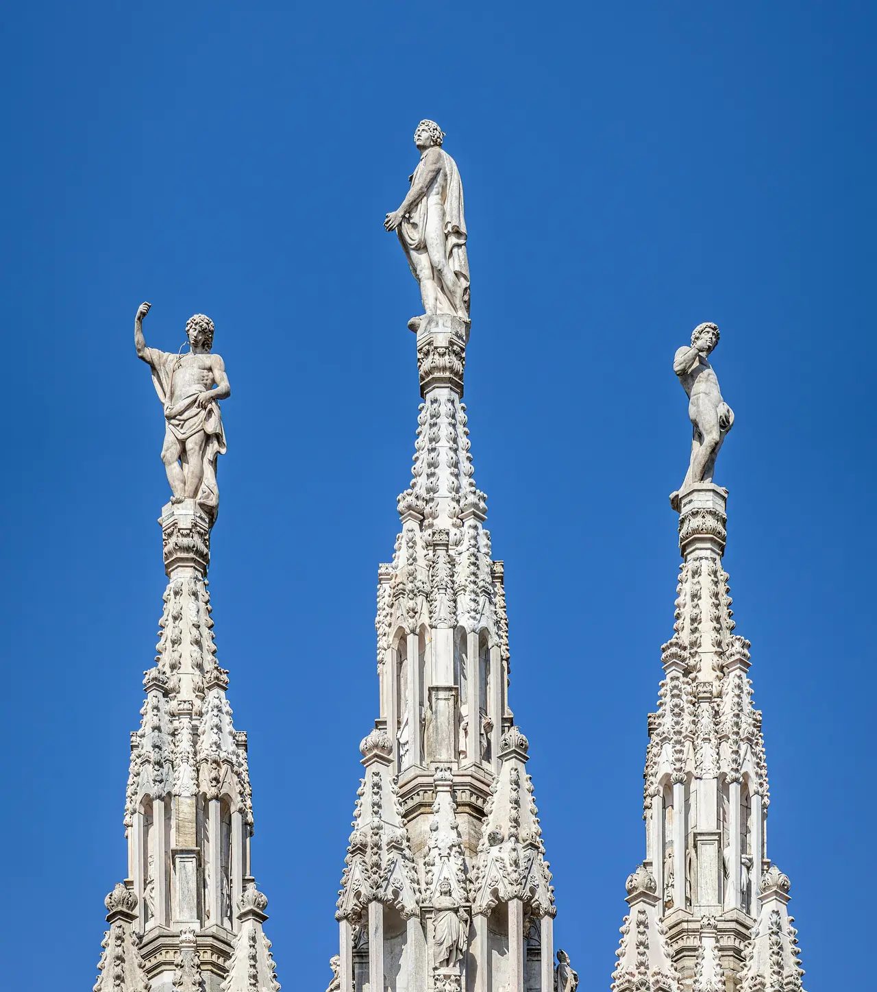 ยอดแหลมและรูปปั้นหินอ่อนของมหาวิหารดูโอโม ภาพจาก Wikimedia Commons ผู้ถ่าย Terragio67 สัญญา CC BY-SA 4.0 ถ่ายกันยายน 2569