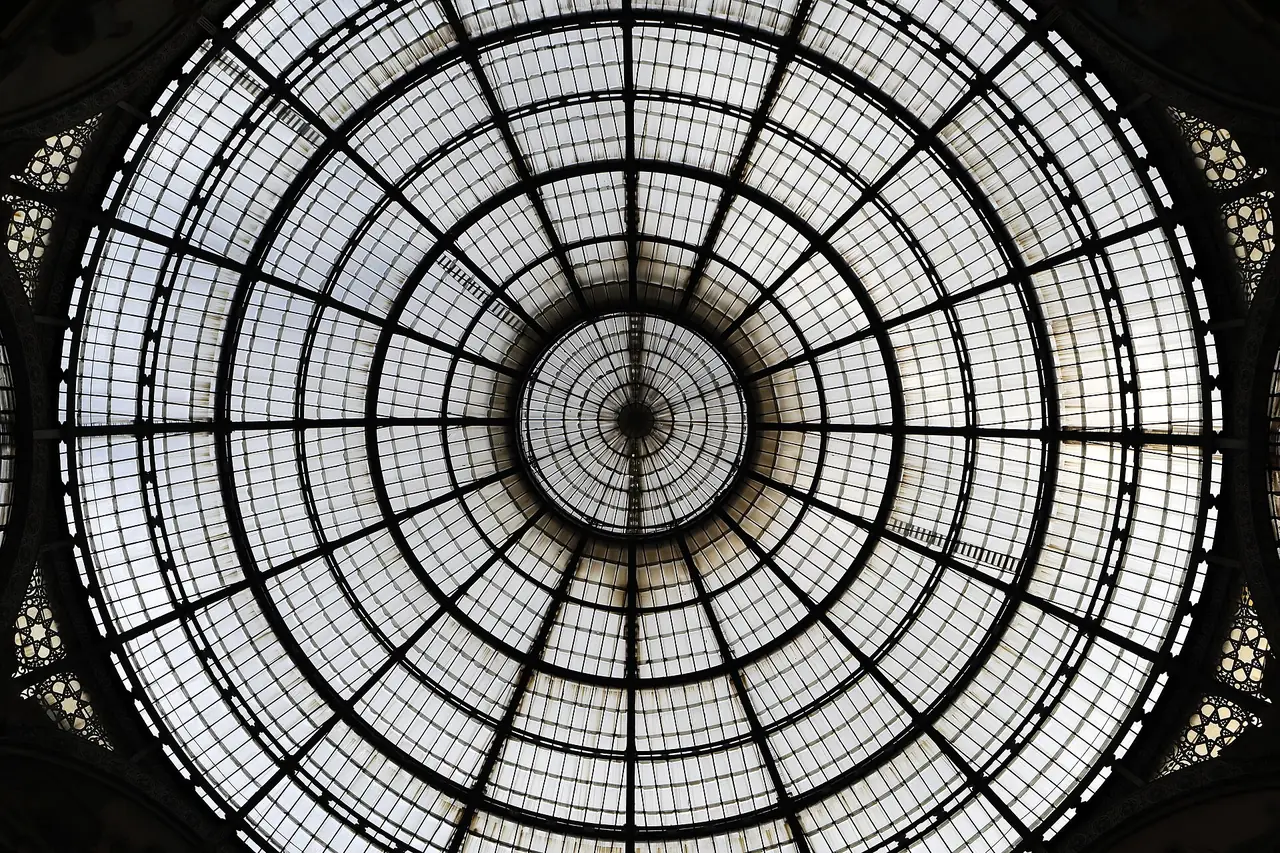 เพดานกระจกรูปโดมของ Galleria Vittorio Emanuele II ภาพจาก Wikimedia Commons ผู้ถ่าย Terragio67 สัญญา CC BY-SA 4.0
