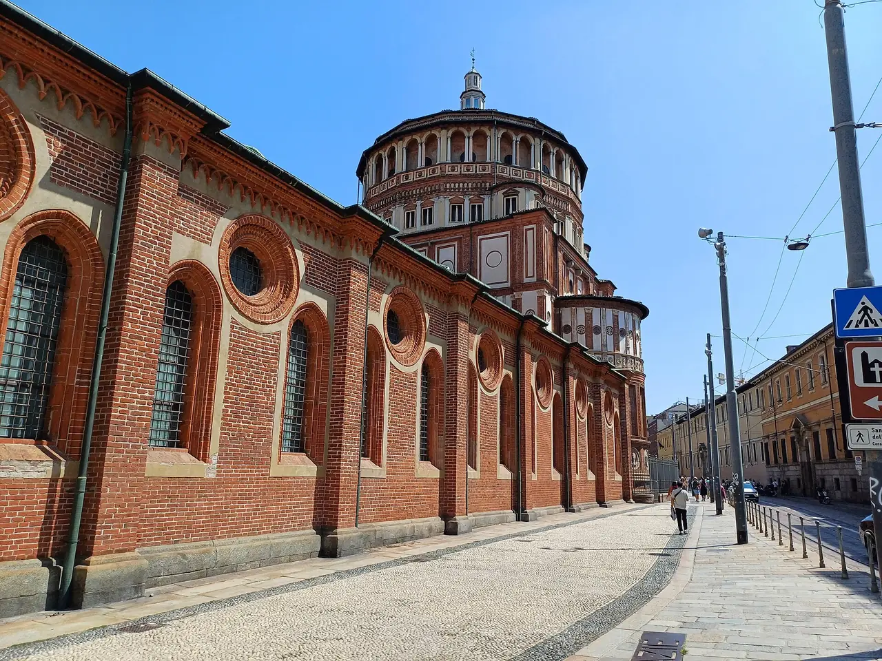 ด้านข้างและโดมของโบสถ์ Santa Maria delle Grazie ในมิลาน ภาพจาก Wikimedia Commons ผู้ถ่าย Radosław Botev สัญญา CC BY 3.0 PL