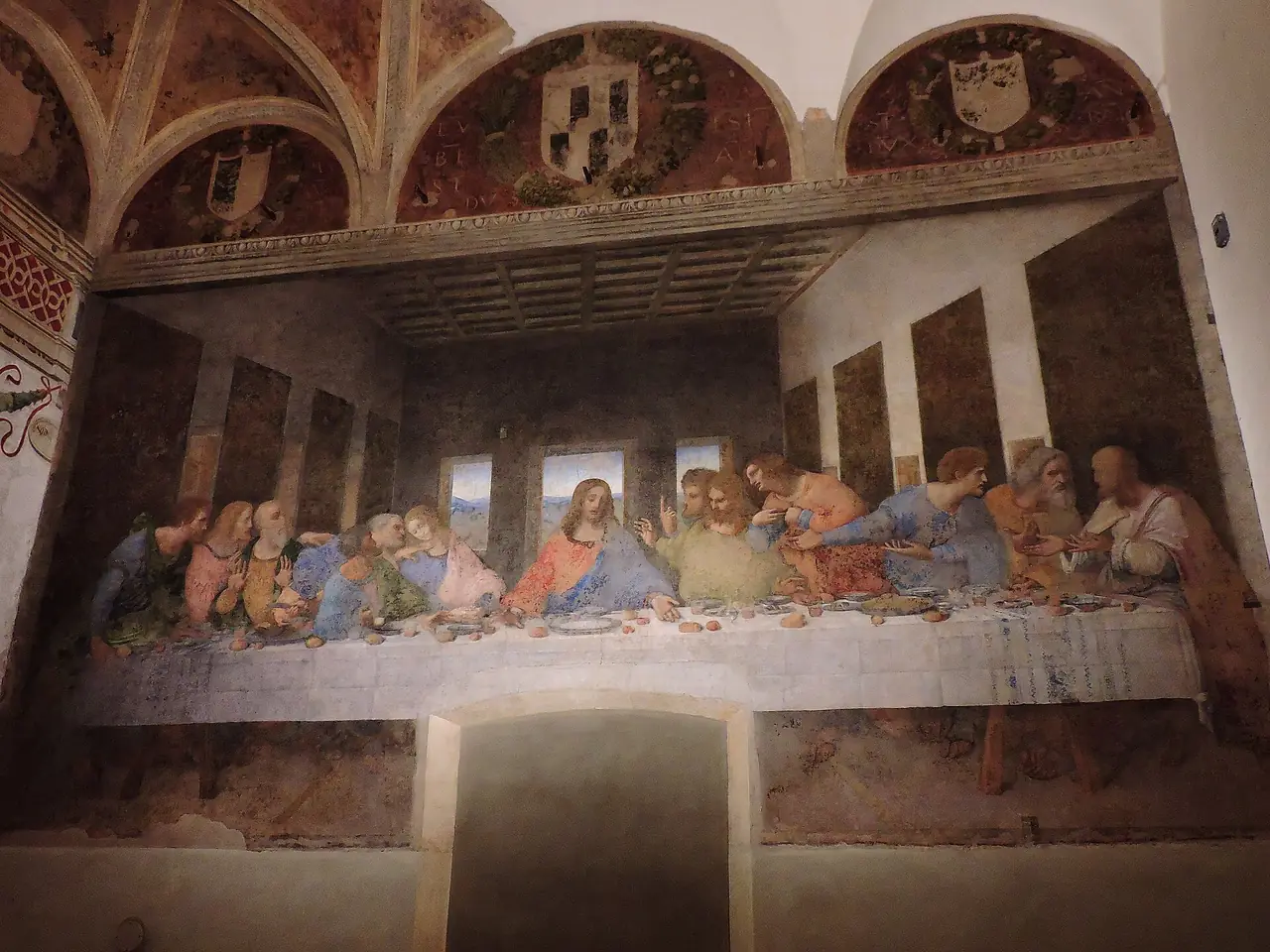 ภาพ The Last Supper ของเลโอนาร์โดบนผนังห้องอาหาร ภาพจาก Wikimedia Commons ผู้ถ่าย Dimitris Kamaras สัญญา CC BY 2.0 เราไม่ได้ตรวจกฎถ่ายภาพภายในปัจจุบัน ยังไม่ยืนยัน