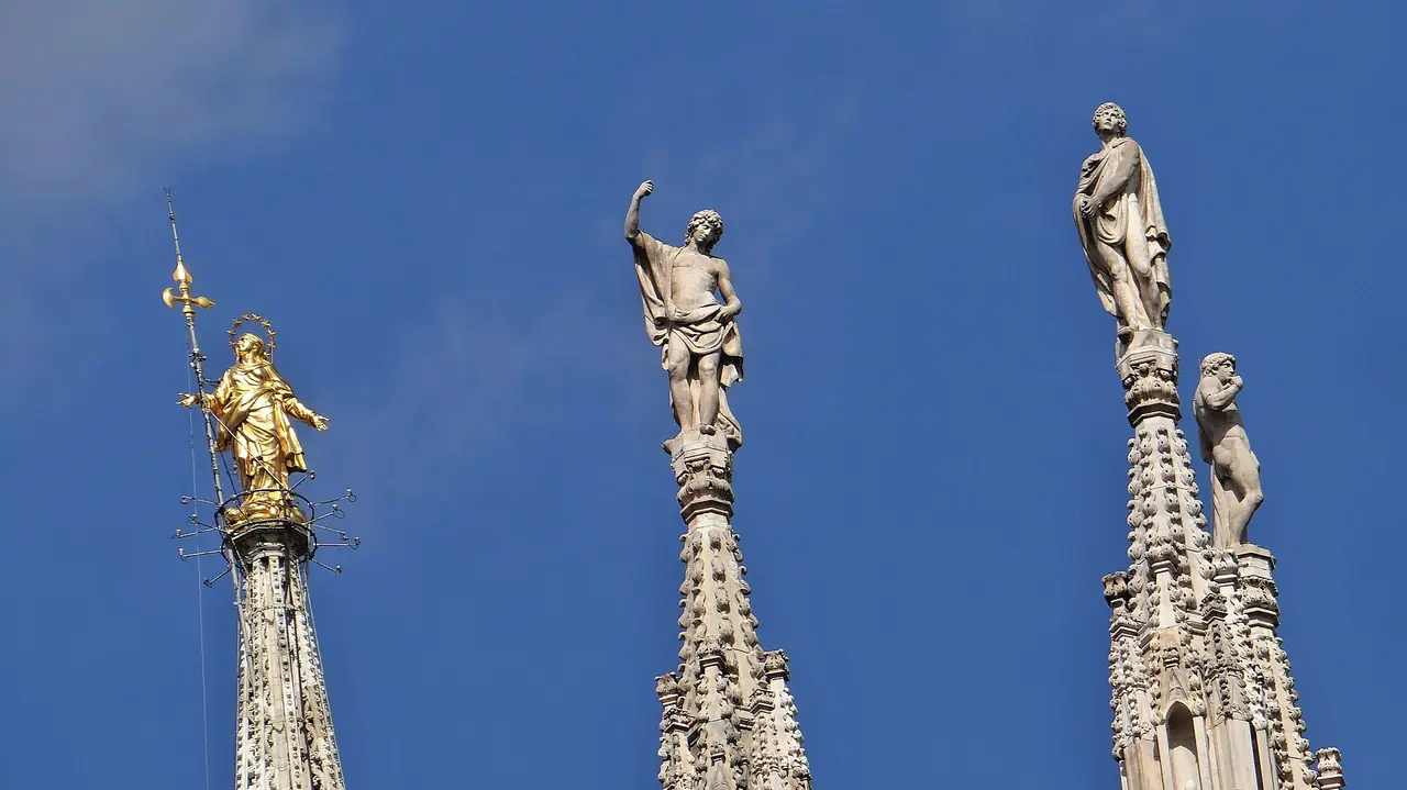 รูปปั้นทอง Madonnina บนยอดแหลมที่สูงที่สุดของดูโอโม ภาพจาก Wikimedia Commons ผู้ถ่าย Ibex73 สัญญา CC BY-SA 4.0 ถ่ายปี 2565