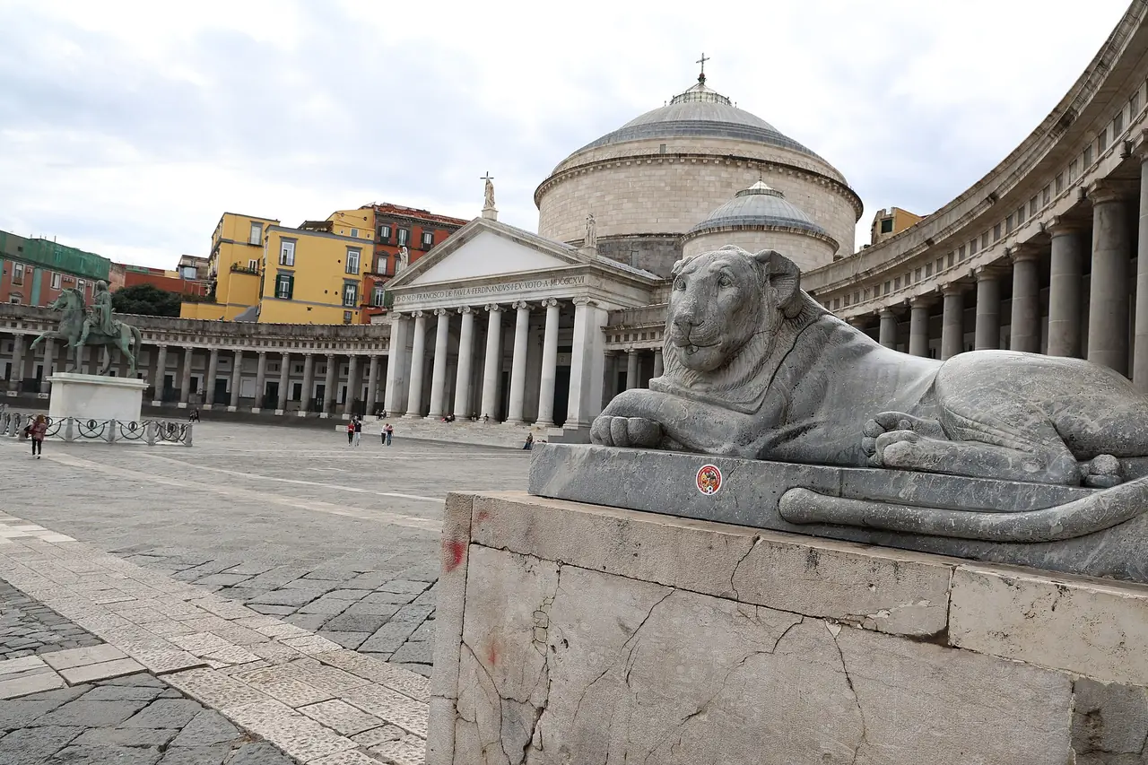 Piazza del Plebiscito ในเนเปิลส์ มองด้านข้างโบสถ์ San Francesco di Paola ภาพจาก Wikimedia Commons ผู้ถ่าย Lucia Montanaro สัญญา CC BY-SA 4.0 ถ่ายปี 2568