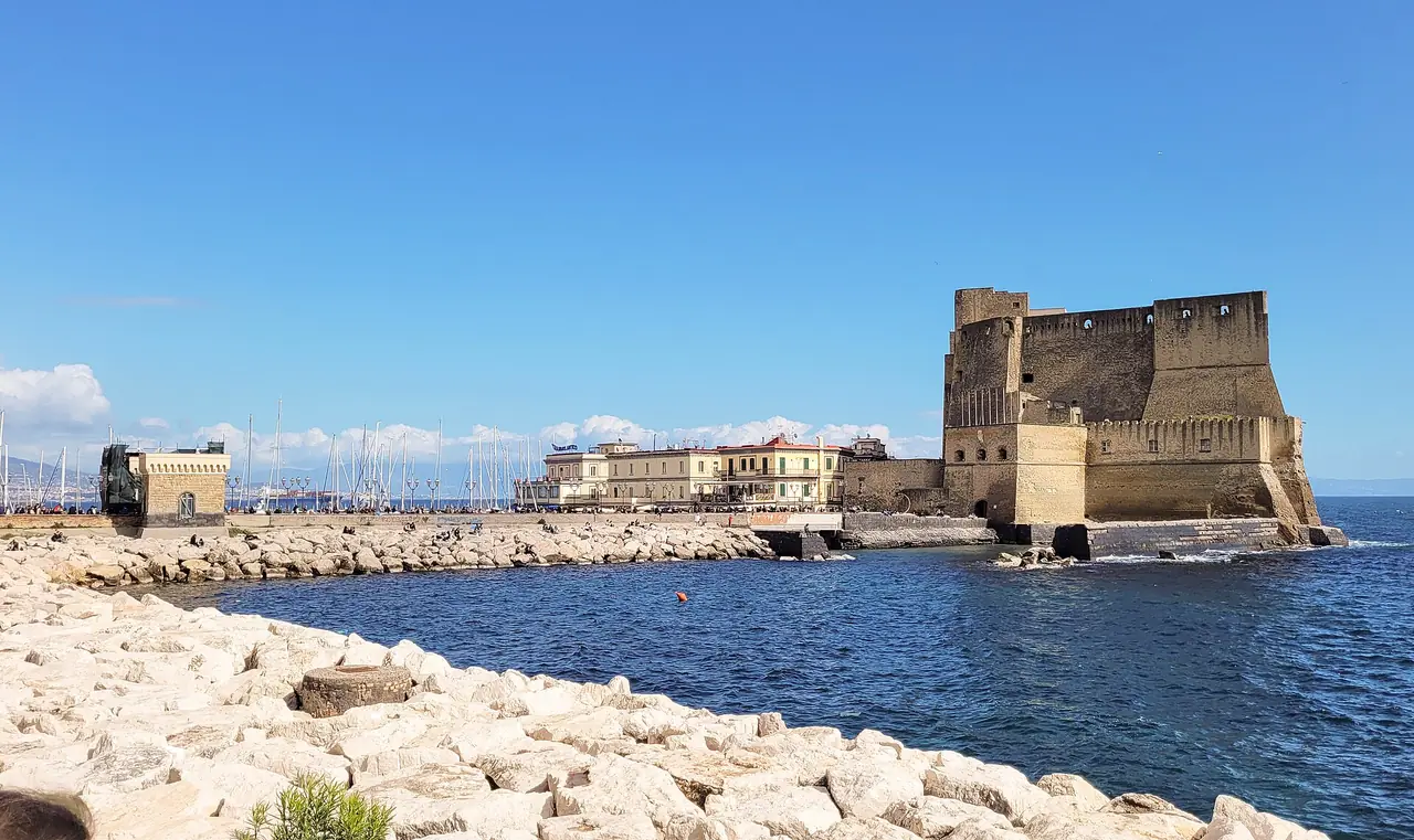 ปราสาท Castel dell'Ovo ริมทะเลที่เนเปิลส์ ภาพจาก Wikimedia Commons ผู้ถ่าย Bernard Gagnon สัญญา CC BY 4.0