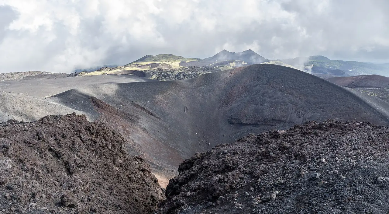ปล่องรองและเนินลาวาบนเอตนา ภาพจาก Wikimedia Commons ผู้ถ่าย Cayambe สัญญา CC BY 4.0 ถ่ายปี 2567