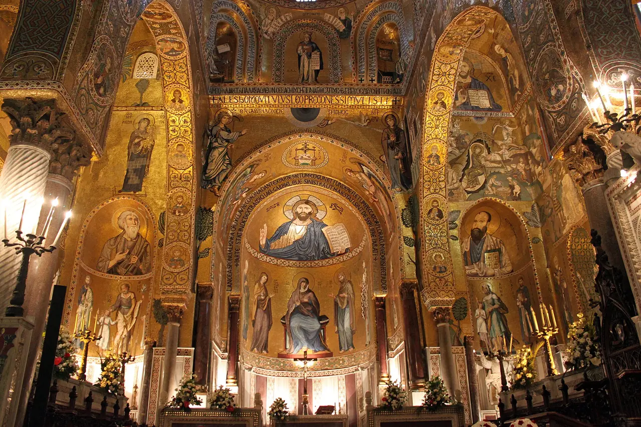 โมเสกทองบนผนังโบสถ์ภายใน Cappella Palatina ปาแลร์โม ภาพจาก Wikimedia Commons ผู้ถ่าย Liilia Moroz สัญญา CC BY-SA 4.0 ไฟล์บน Commons ตั้งชื่อว่าด้านนอกแต่ภาพแสดงภายใน
