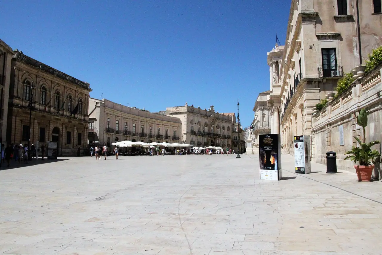 จัตุรัสหน้ามหาวิหารบนเกาะ Ortigia เมือง Syracuse ภาพจาก Wikimedia Commons ผู้ถ่าย Rosaria Privitera Saggio สัญญา CC BY-SA 4.0