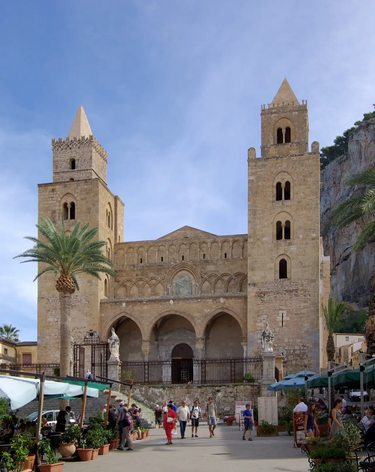 หน้ามหาวิหาร Cefalù สองหอคอยหินใต้ผา ภาพจาก Wikimedia Commons ผู้ถ่าย Berthold Werner สัญญา CC BY-SA 3.0 ถ่ายปี 2555