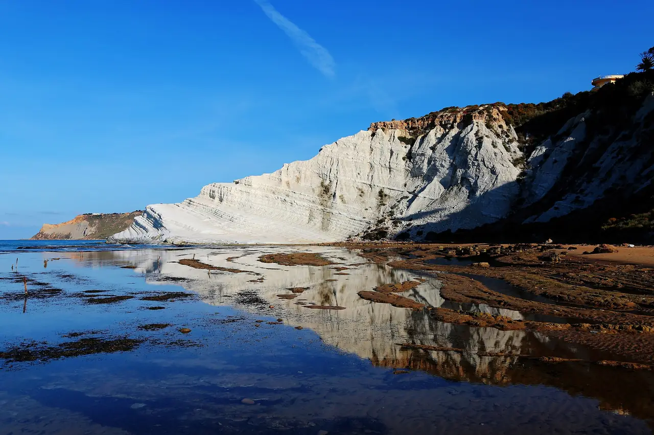 หน้าผาหินปูนขาว Scala dei Turchi ริมทะเลใกล้ Realmonte ภาพจาก Wikimedia Commons ผู้ถ่าย Enrico Strocchi สัญญา CC BY-SA 2.0 ถ่ายเมษายน 2560 เราไม่ได้ตรวจกฎเข้าถึงปัจจุบัน