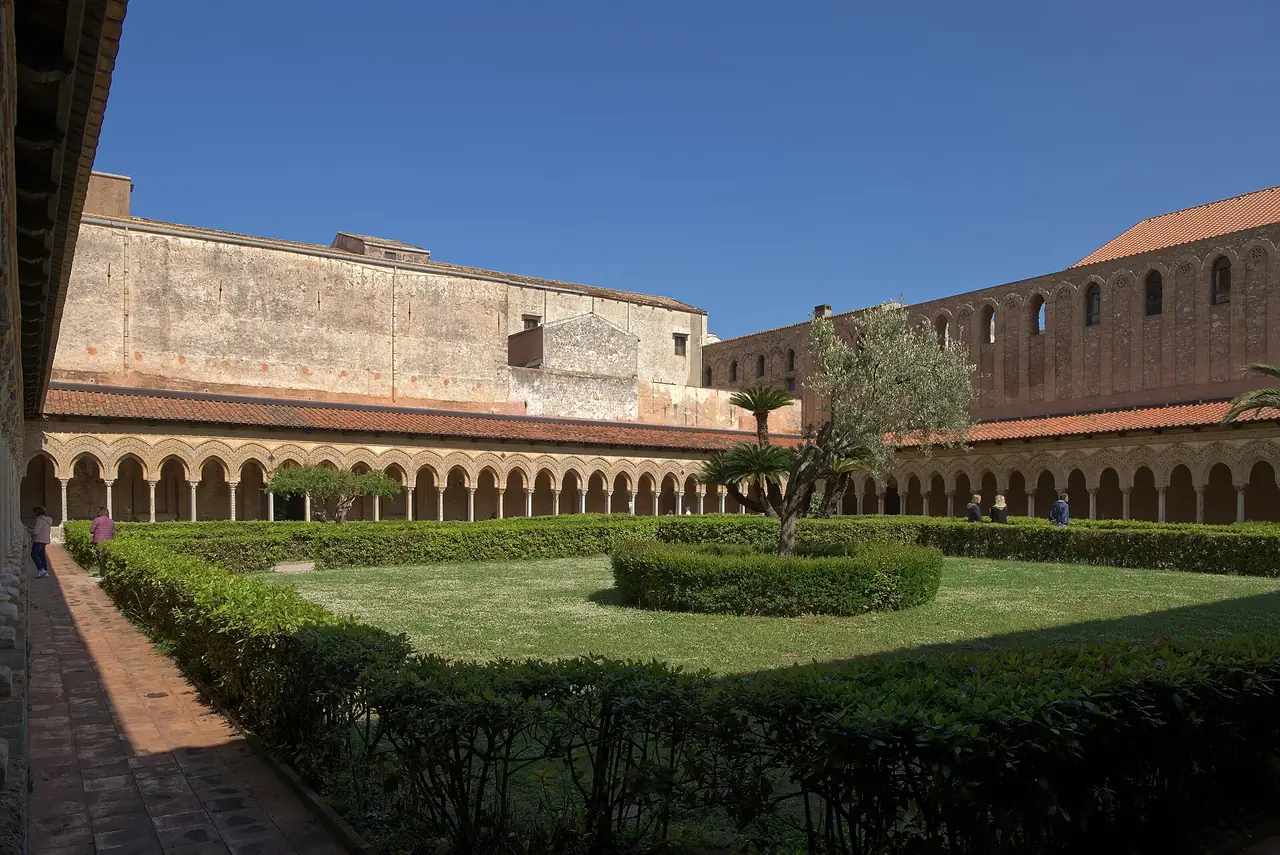 ระเบียงคดของมหาวิหาร Monreale ภาพจาก Wikimedia Commons ผู้ถ่าย Berthold Werner สัญญา CC BY-SA 4.0 ถ่ายเมษายน 2568