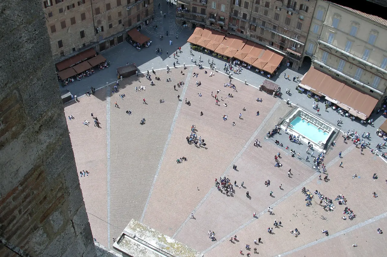 Piazza del Campo รูปพัดมองลงจากหอ Torre del Mangia ภาพจาก Wikimedia Commons ผู้ถ่าย Vyacheslav Argenberg สัญญา CC BY 4.0