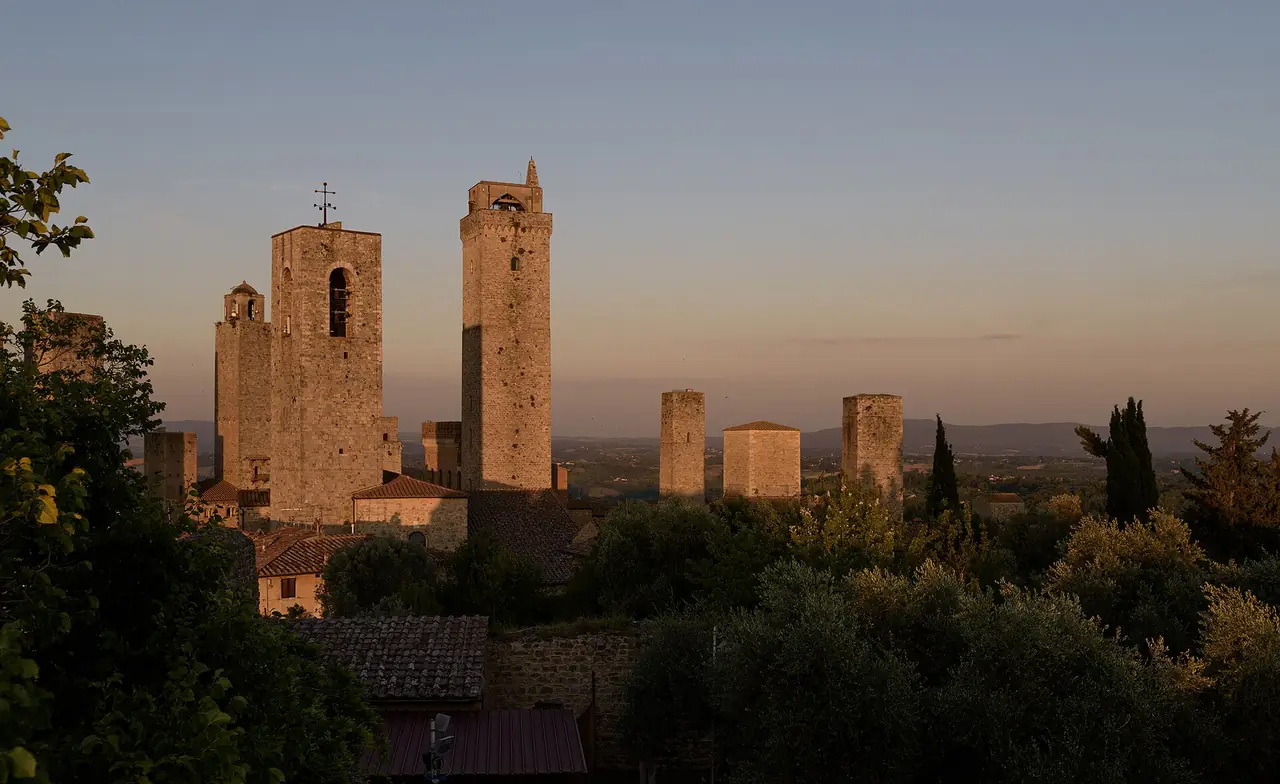 หอหินของ San Gimignano ยามอาทิตย์ตก ภาพจาก Wikimedia Commons ผู้ถ่าย Julian Lupyan สัญญา CC0