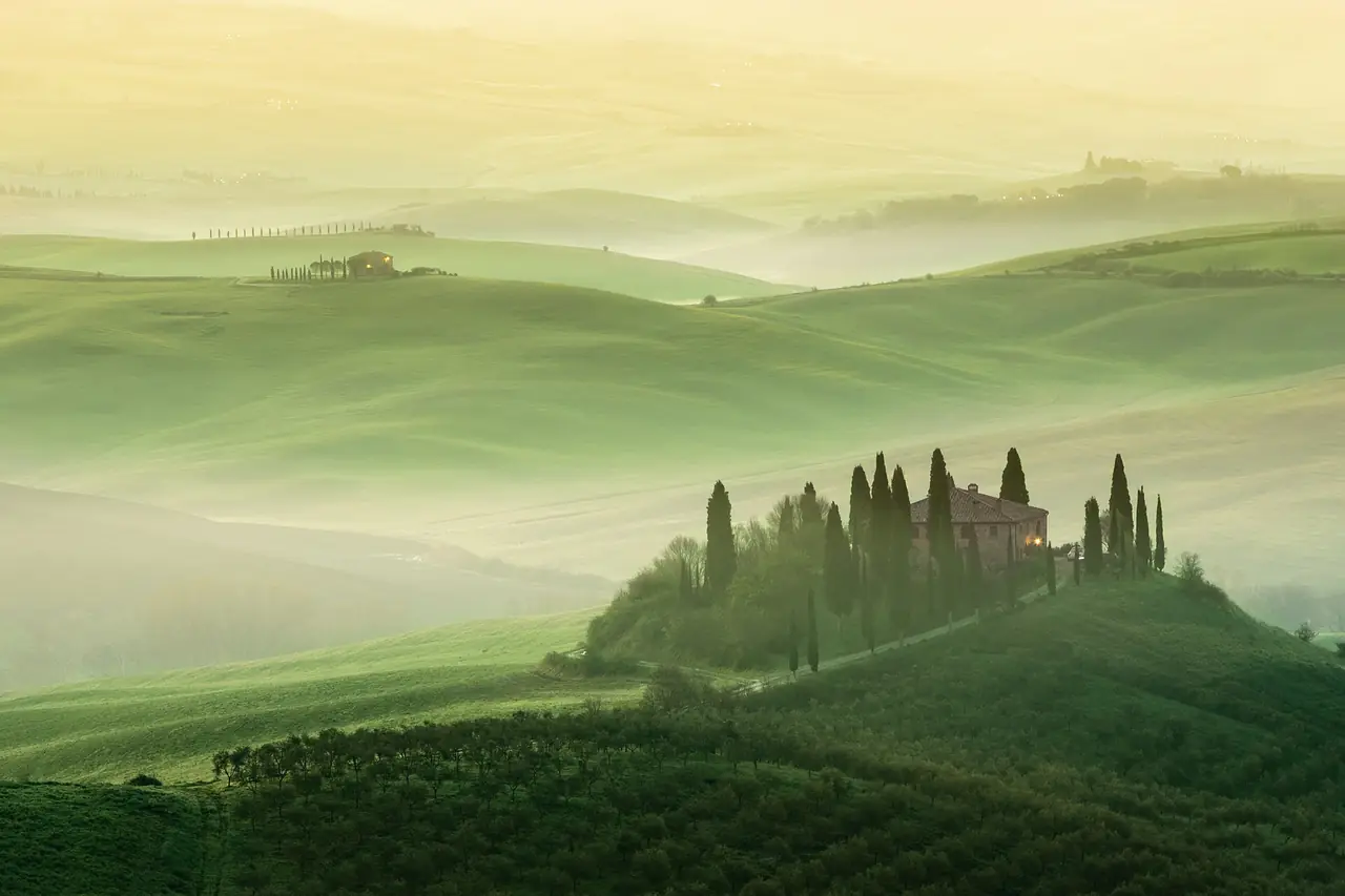 ทุ่งเนินในหมอกบาง ๆ ที่ Val d'Orcia ภาพจาก Wikimedia Commons ผู้ถ่าย Salvatore Gerace สัญญา CC BY 2.0