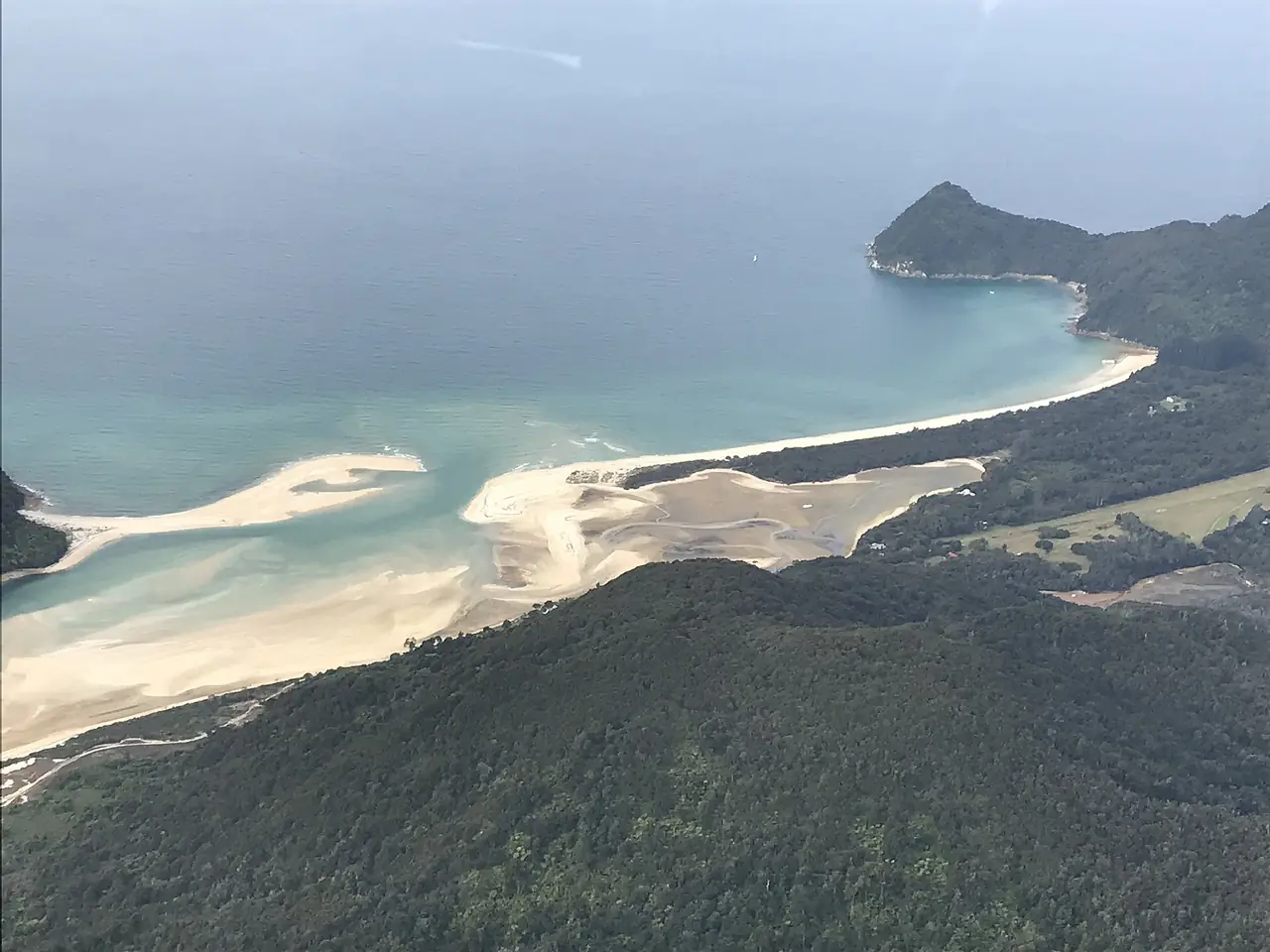 ภาพมุมสูงของ Awaroa Bay และ Awaroa Inlet ถ่ายจากเครื่องบิน ภาพจาก Wikimedia Commons ผู้ถ่าย Schwede66 สัญญา CC BY-SA 4.0 ไม่ระบุปี