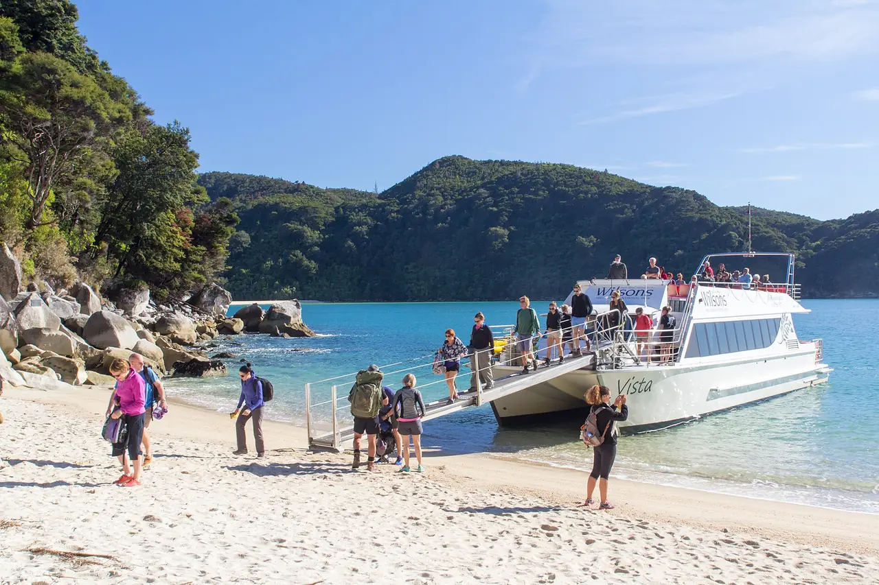 เรือโดยสารจอดรับส่งคนเดินป่าที่ชายหาด Medlands ใน Bark Bay ภาพจาก Wikimedia Commons ผู้ถ่าย Oren Rozen สัญญา CC BY-SA 3.0 ถ่ายปี 2558