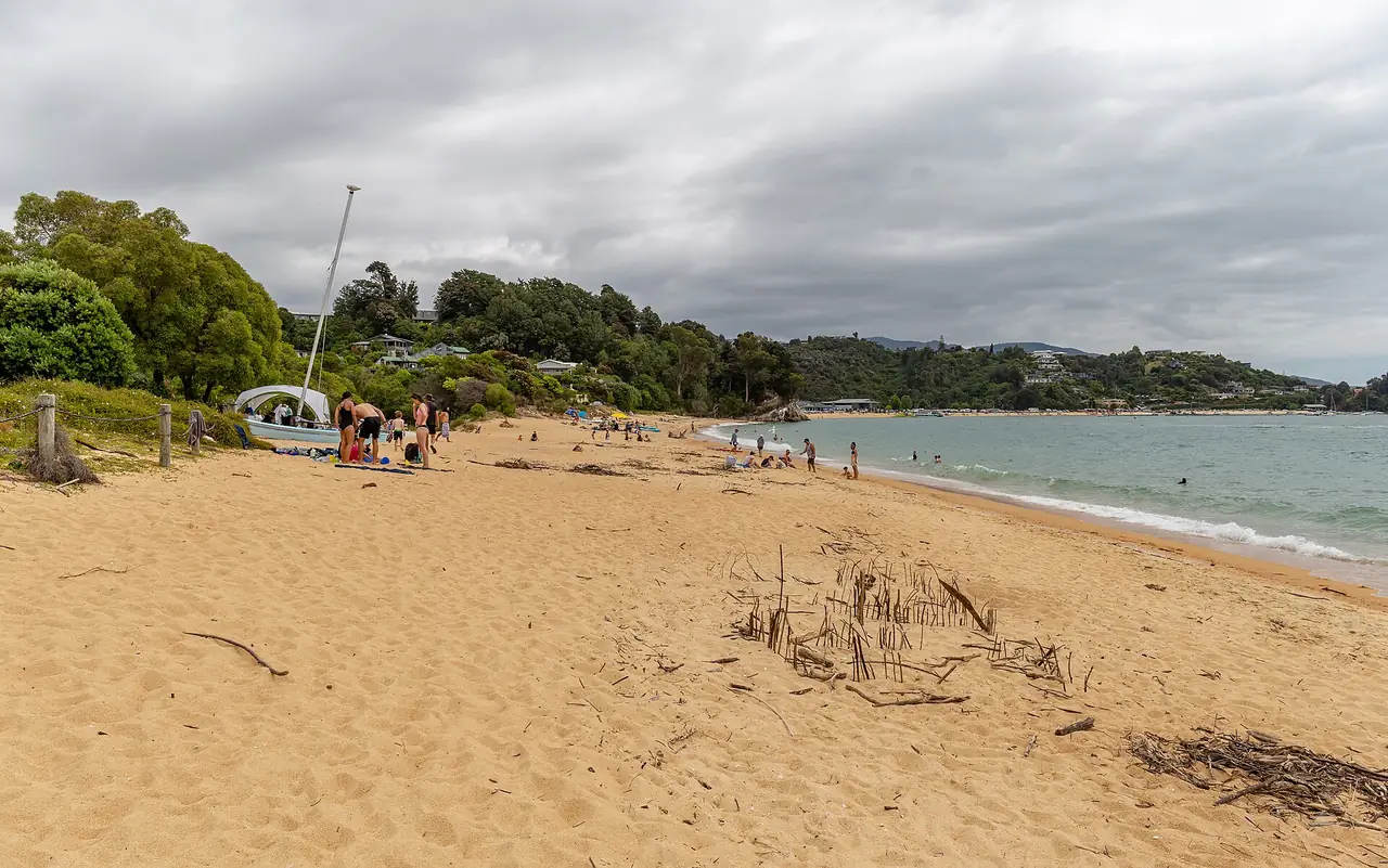 หาดทรายสีทองที่ Little Kaiteriteri ใกล้ทางเข้าอุทยาน Abel Tasman ภาพจาก Wikimedia Commons ผู้ถ่าย Michal Klajban สัญญา CC BY-SA 4.0
