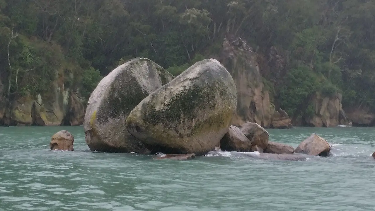 หิน Split Apple Rock ในอ่าว Tasman ช่วงฟ้าครึ้ม ภาพจาก Wikimedia Commons ผู้ถ่าย Wikibphil สัญญา CC BY-SA 4.0 ถ่ายปี 2562