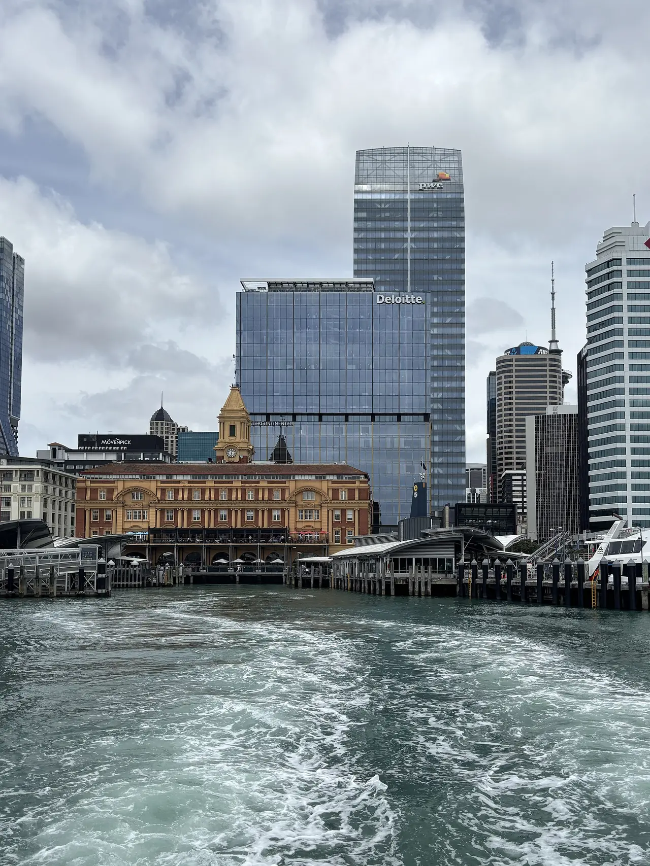 อาคาร Ferry Building ริมท่าเรือกลางเมืองโอ๊คแลนด์ มองจากเรือที่ออกจากท่า ภาพจาก Wikimedia Commons ผู้ถ่าย Paora สัญญา CC0
