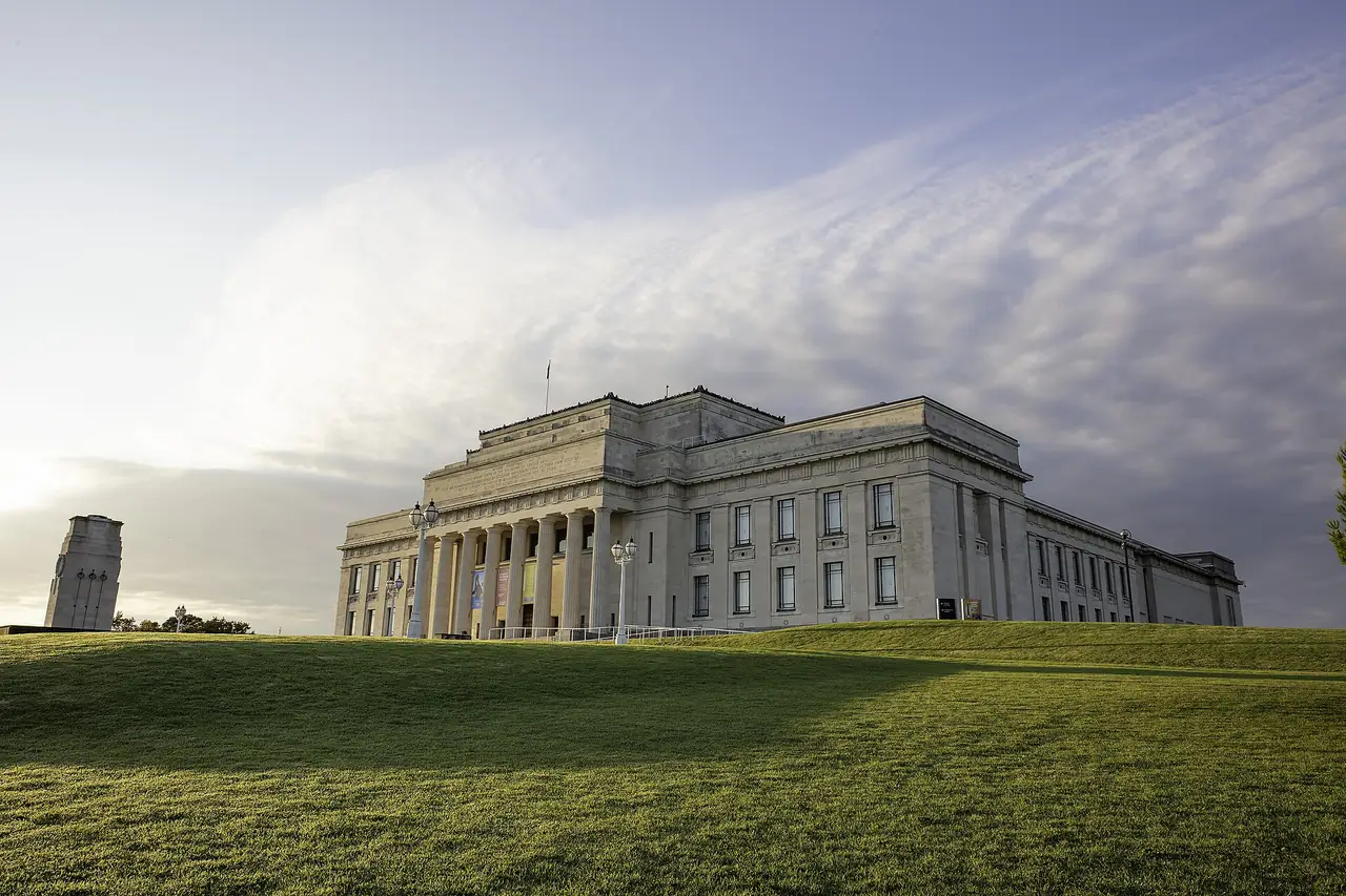 อาคาร Auckland War Memorial Museum ในสวน Auckland Domain ถ่ายปี 2564 ภาพจาก Wikimedia Commons ผู้ถ่าย Daan Hoffmann ของ Auckland War Memorial Museum สัญญา CC BY 2.0