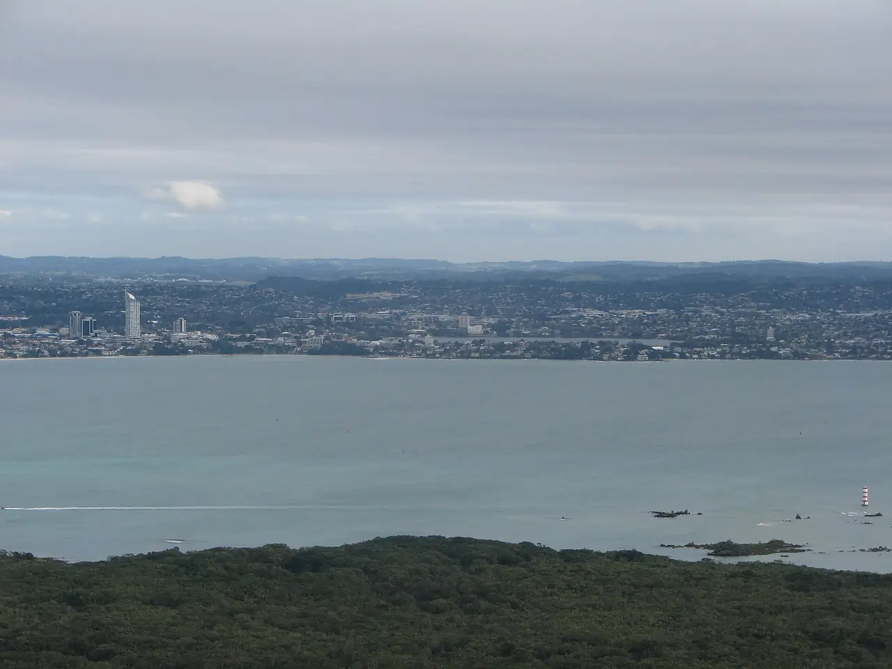 ทิวทัศน์จากเกาะรางจิโตโตมองข้ามอ่าวไปยังฝั่ง North Shore ของโอ๊คแลนด์ ถ่ายปี 2554 ภาพจาก Wikimedia Commons ผู้ถ่าย wfeiden สัญญา CC BY-SA 2.0