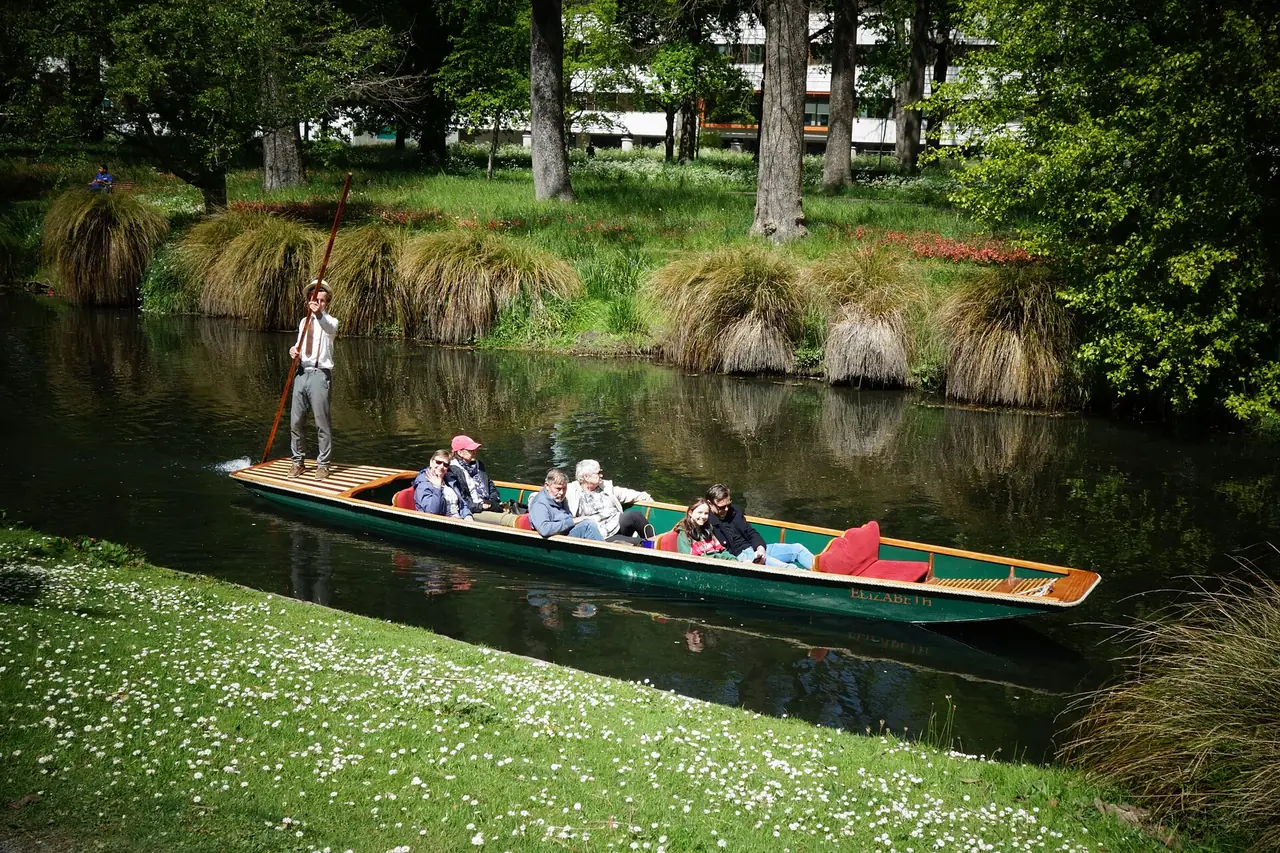เรือพายแบบ punt บนแม่น้ำ Avon ใกล้สวนพฤกษศาสตร์ไครสต์เชิร์ช ภาพจาก Wikimedia Commons ผู้ถ่าย Daderot สัญญา CC0 (ภาพประกอบ ไม่ได้ยืนยันผู้ให้บริการหรือราคา)