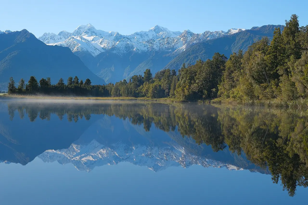 ภาพสะท้อนยอด Mount Tasman และ Aoraki / Mount Cook บนผิวน้ำ Lake Matheson ภาพจาก Wikimedia Commons ผู้ถ่าย Pseudopanax สถานะ Public domain ไม่ระบุปี