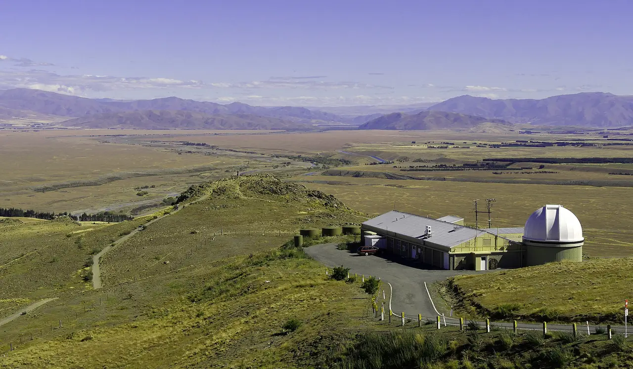 หอดูดาว Mount John University Observatory บนเนินเหนือทะเลสาบเทคาโป มองไปทางใต้ ภาพจาก Wikimedia Commons ผู้ถ่าย Ulrich Lange สัญญา CC BY 3.0 (ภาพกลางวัน ไม่ใช่ทัวร์ดูดาว)