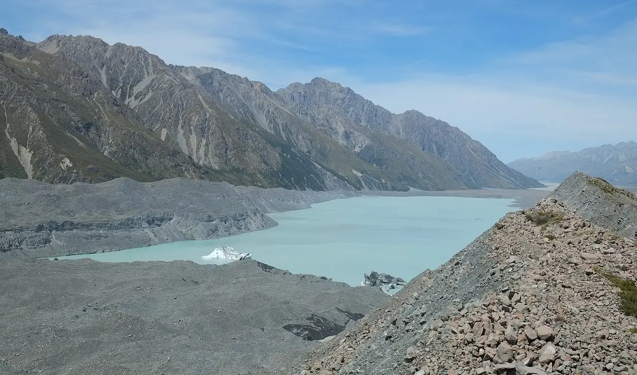 ทะเลสาบปลายธารน้ำแข็ง Tasman มองจากสันเศษหินธารน้ำแข็ง ภาพจาก Wikimedia Commons ผู้ถ่าย Pseudopanax สัญญา CC BY 3.0 ไม่ระบุปี
