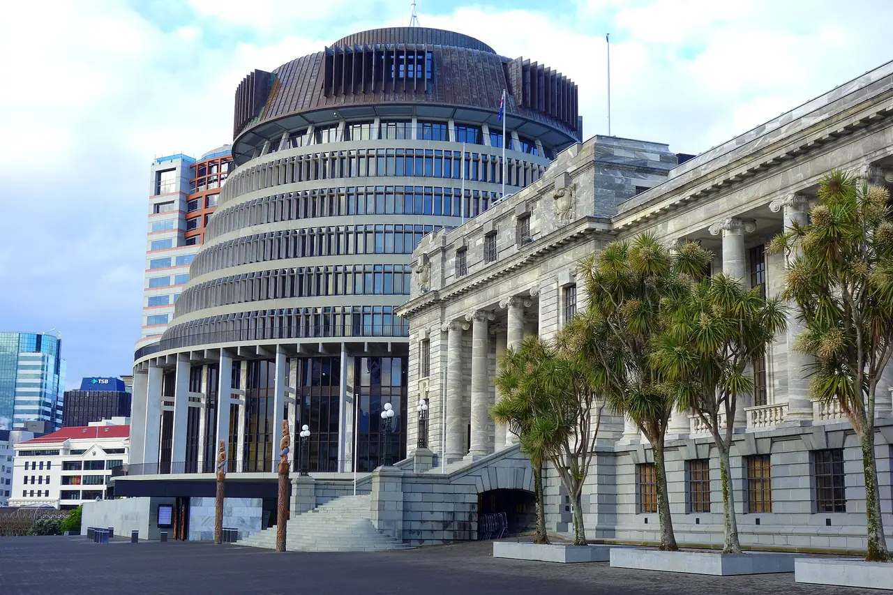 อาคาร Beehive และอาคารรัฐสภาในเวลลิงตัน ภาพจาก Wikimedia Commons ผู้ถ่าย Daderot สัญญา CC0