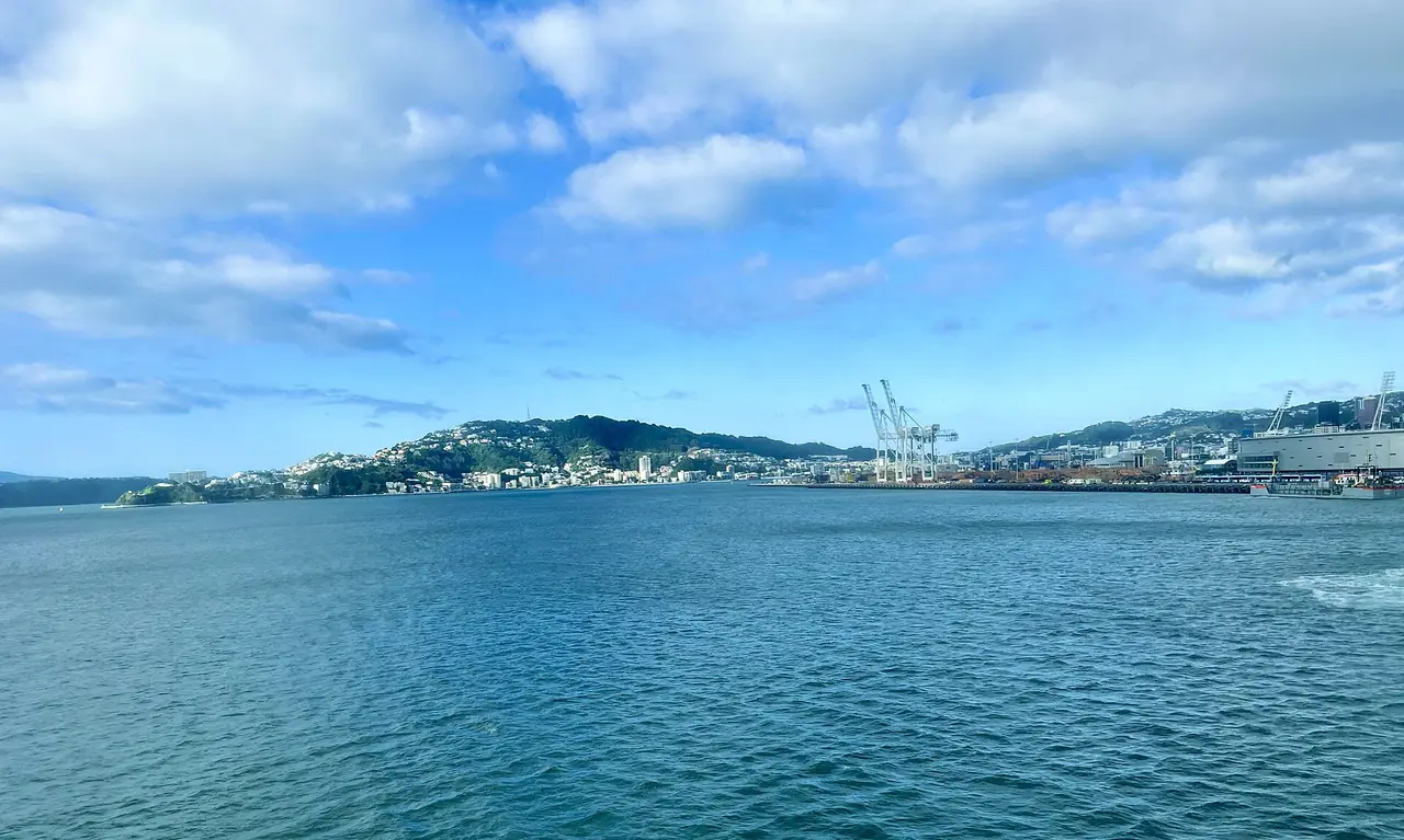 ท่าเรือเวลลิงตันมองจากเรือ Kaitaki ของ Interislander ภาพจาก Wikimedia Commons ผู้ถ่าย AnnWoolliams สัญญา CC BY-SA 4.0 ไม่ระบุปี