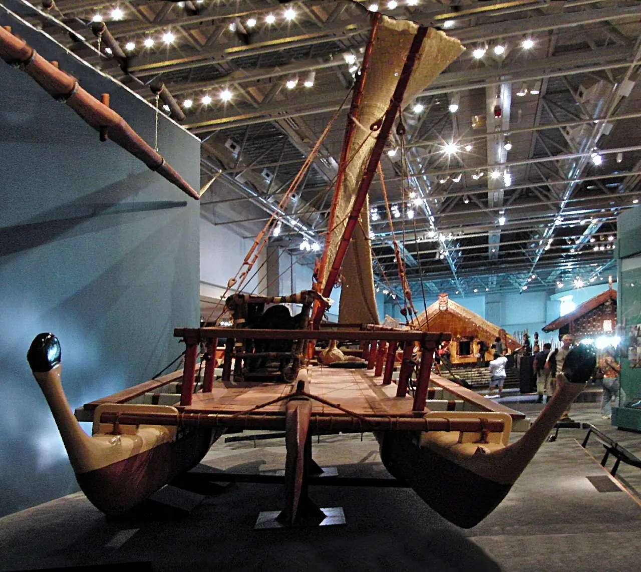 เรือแคนูคู่แบบเมารีจัดแสดงภายใน Te Papa ภาพจาก Wikimedia Commons ผู้ถ่าย Pierre André Leclercq สัญญา CC BY-SA 4.0 ไม่ระบุปี