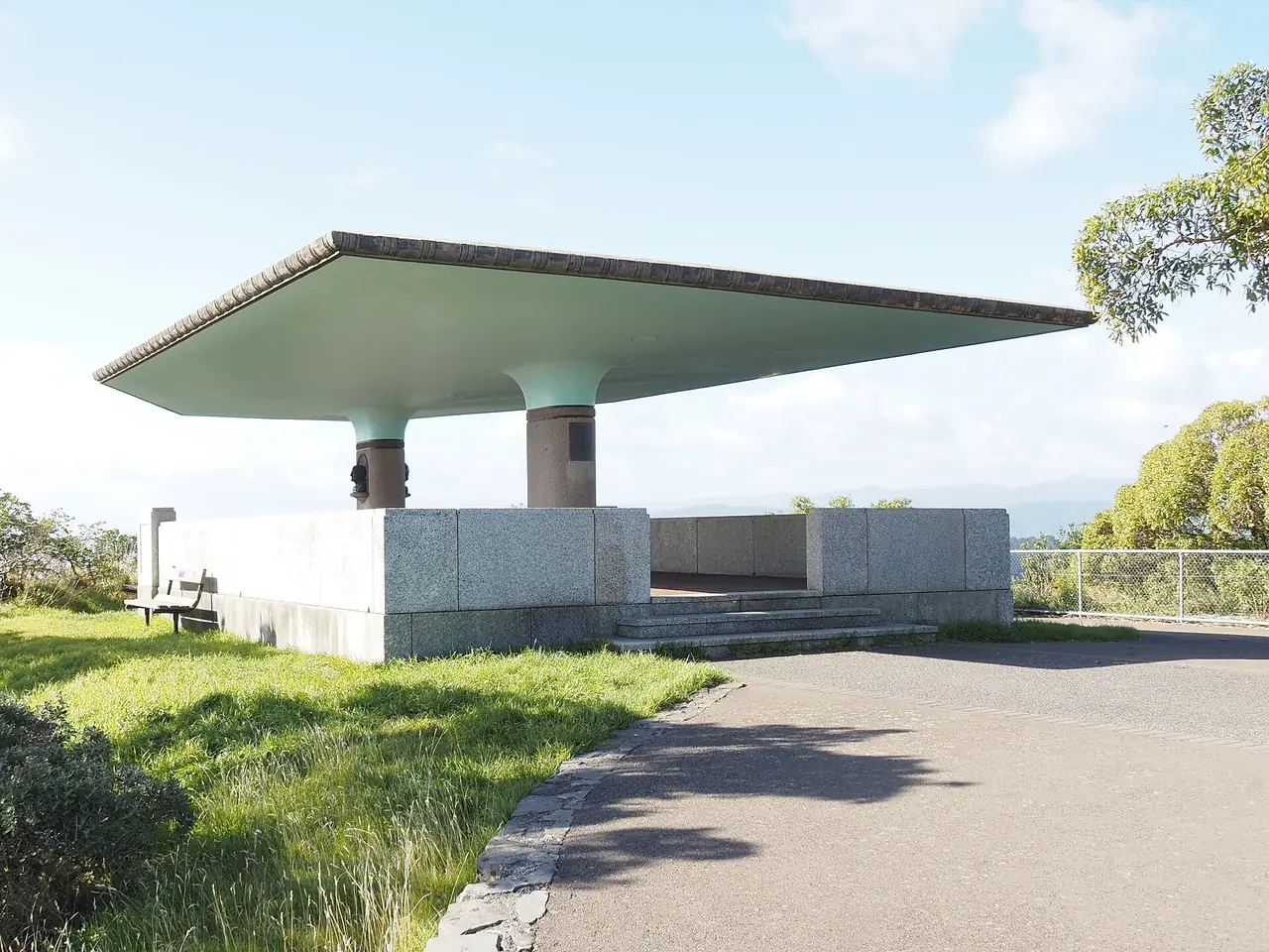 ศาลาอนุสรณ์ Wellington Centennial บนจุดชมวิว Mount Victoria ภาพจาก Wikimedia Commons ผู้ถ่าย Marshelec สัญญา CC BY-SA 4.0 ไม่ระบุปี
