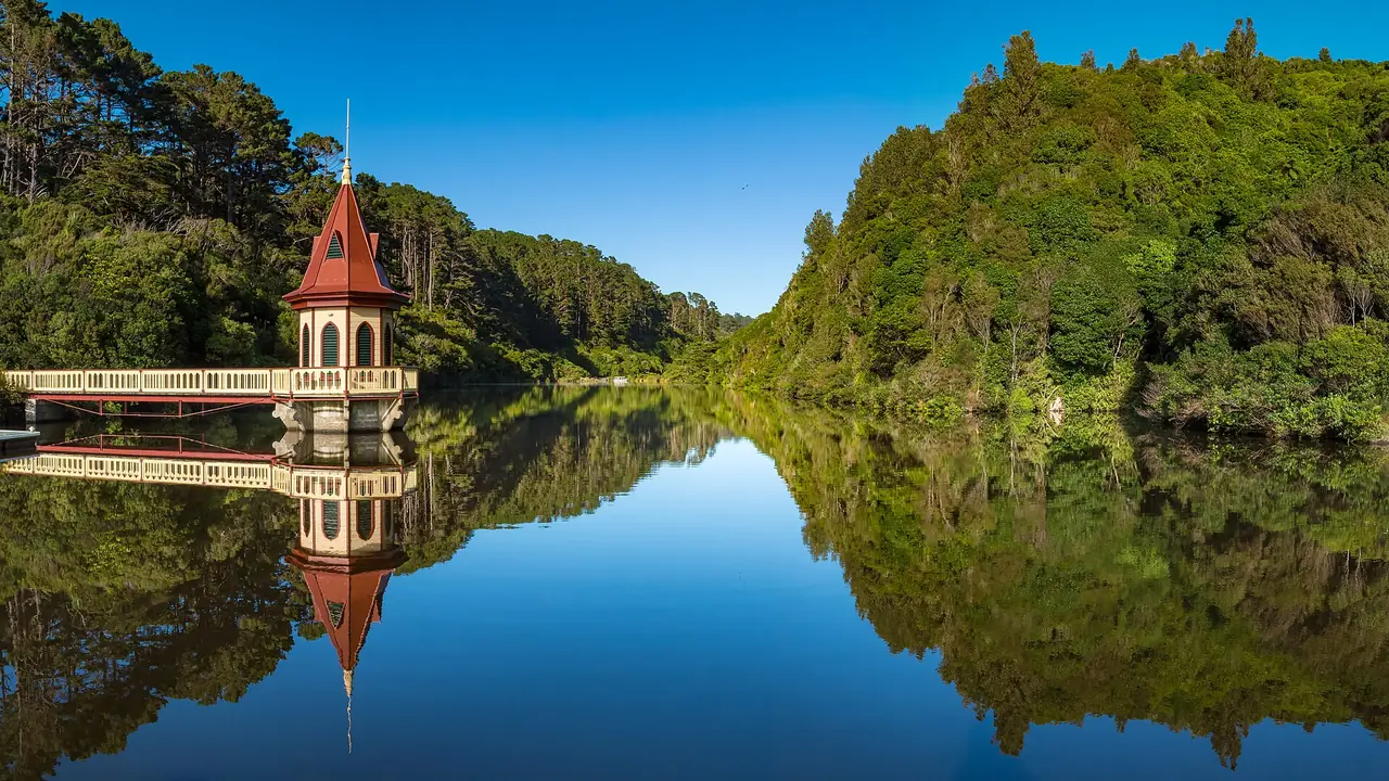 หุบเขาล่างของ Zealandia มองเห็นหอวาล์วสีแดงสะท้อนบนผิวน้ำ ถ่ายเมื่อ 9 เม.ย. 2560 ภาพจาก Wikimedia Commons ผู้ถ่าย Judi Lapsley Miller สัญญา CC BY 4.0
