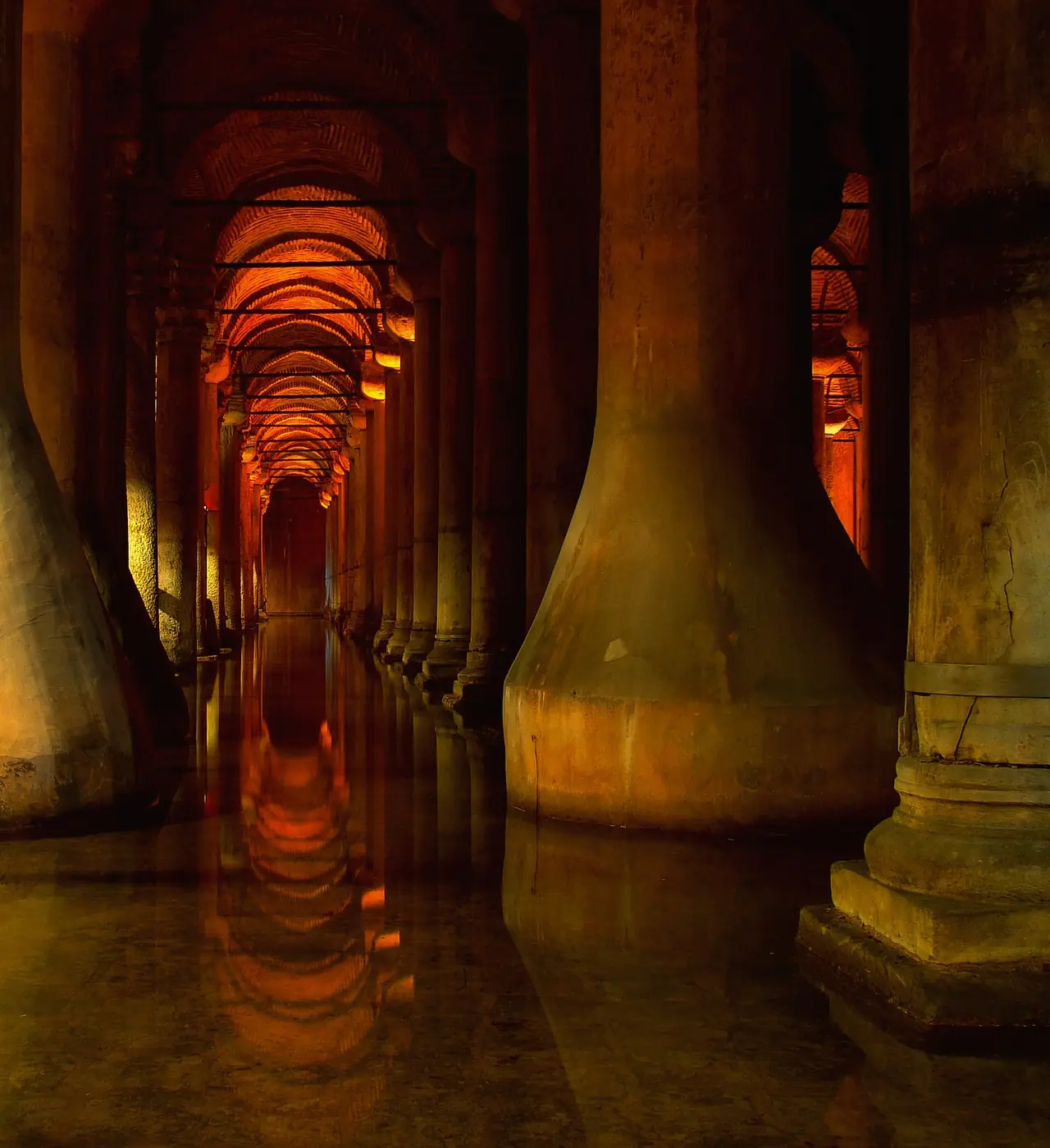 แถวเสาในถังเก็บน้ำใต้ดินเยเรบาทันและเงาสะท้อนบนผิวน้ำ ภาพปี 2552 จาก Wikimedia Commons ผู้ถ่าย Bjørn Christian Tørrissen สัญญา CC BY-SA 3.0