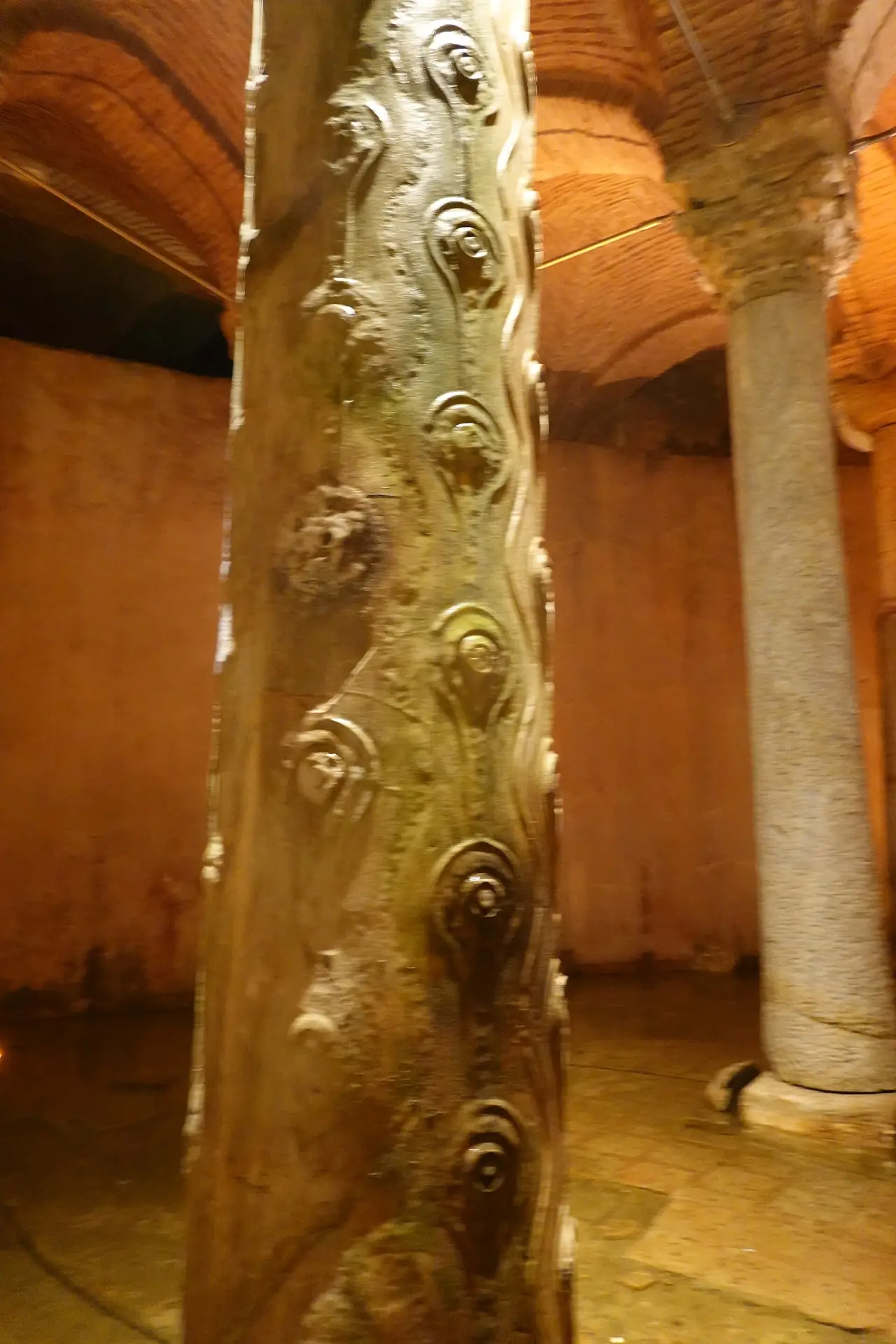 เสาลายตานกยูงอีกต้นหนึ่งที่ถ่ายในปี 2569 ภาพจาก Wikimedia Commons ผู้ถ่าย Joseolgon สัญญา CC BY 4.0