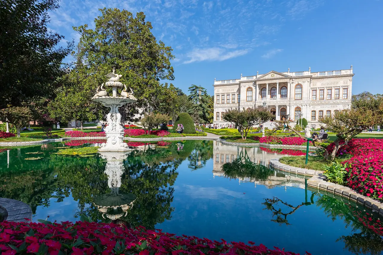 สวนและน้ำพุหน้าตัวอาคารหนึ่งในบริเวณพระราชวัง ภาพจาก Wikimedia Commons ผู้ถ่าย Diego Delso สัญญา CC BY-SA 4.0 ภาพนี้เป็นภาพประกอบ ไม่ระบุว่าอาคารด้านหลังคือส่วนไหนของตั๋ว