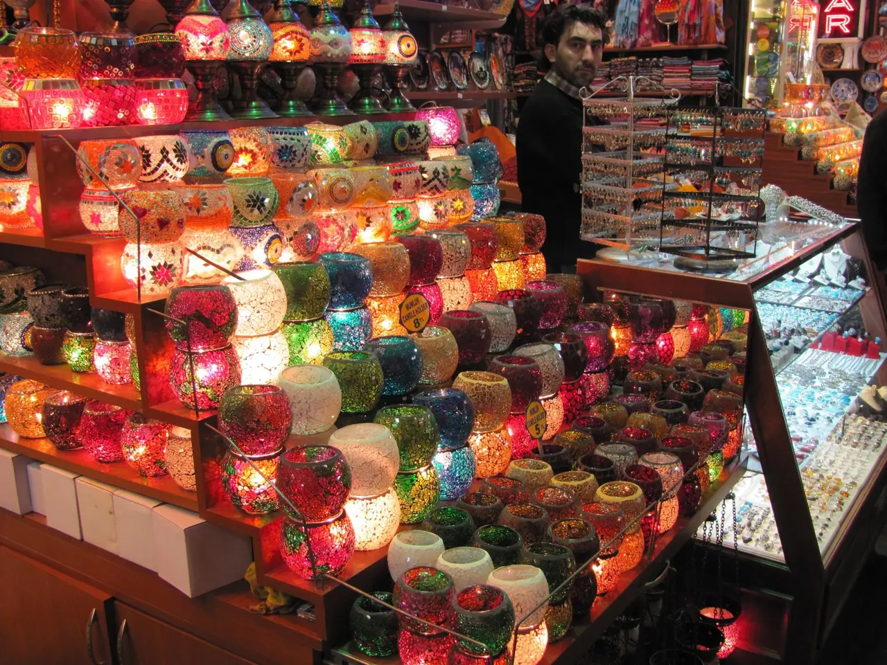 โคมไฟกระจกสีโมเสกเรียงซ้อนกันในร้านของที่ระลึก ภาพจาก Wikimedia Commons ผู้ถ่าย Slyronit สัญญา CC BY-SA 4.0