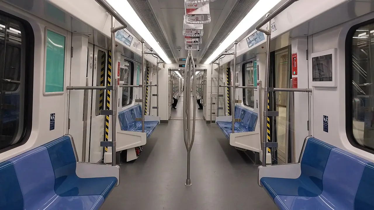 ภายในขบวนรถไฟฟ้าสาย M11 ของอิสตันบูลซึ่งเชื่อมสนามบินอิสตันบูลกับเมือง ภาพจาก Wikimedia Commons ผู้ถ่าย Alikam1896 สัญญา CC BY-SA 4.0