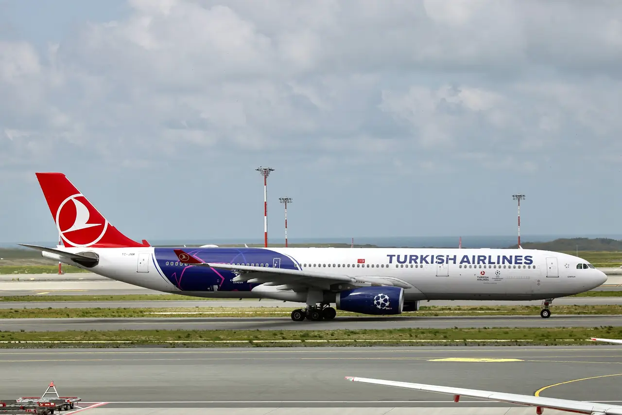 เครื่องบินแอร์บัส A330-300 ของ Turkish Airlines บนลานจอดสนามบินอิสตันบูล ภาพจาก Wikimedia Commons ผู้ถ่าย Colin Cooke Photo สัญญา CC BY-SA 2.0