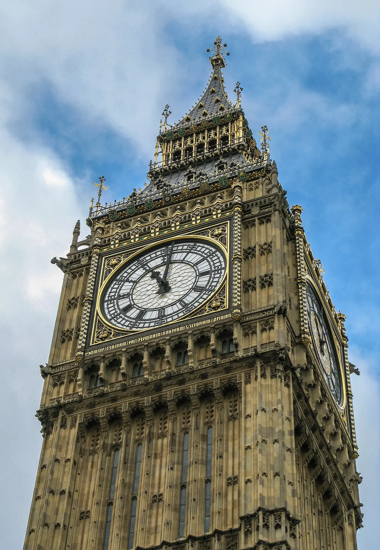 ยอดหอ Elizabeth Tower และหน้าปัดนาฬิกา ภาพจาก Wikimedia Commons ผู้ถ่าย Dietmar Rabich สัญญา CC BY-SA 4.0 ถ่ายปี 2010 ก่อนซ่อมใหญ่ สีหอเมื่อบูรณะแล้วต่างจากภาพนี้