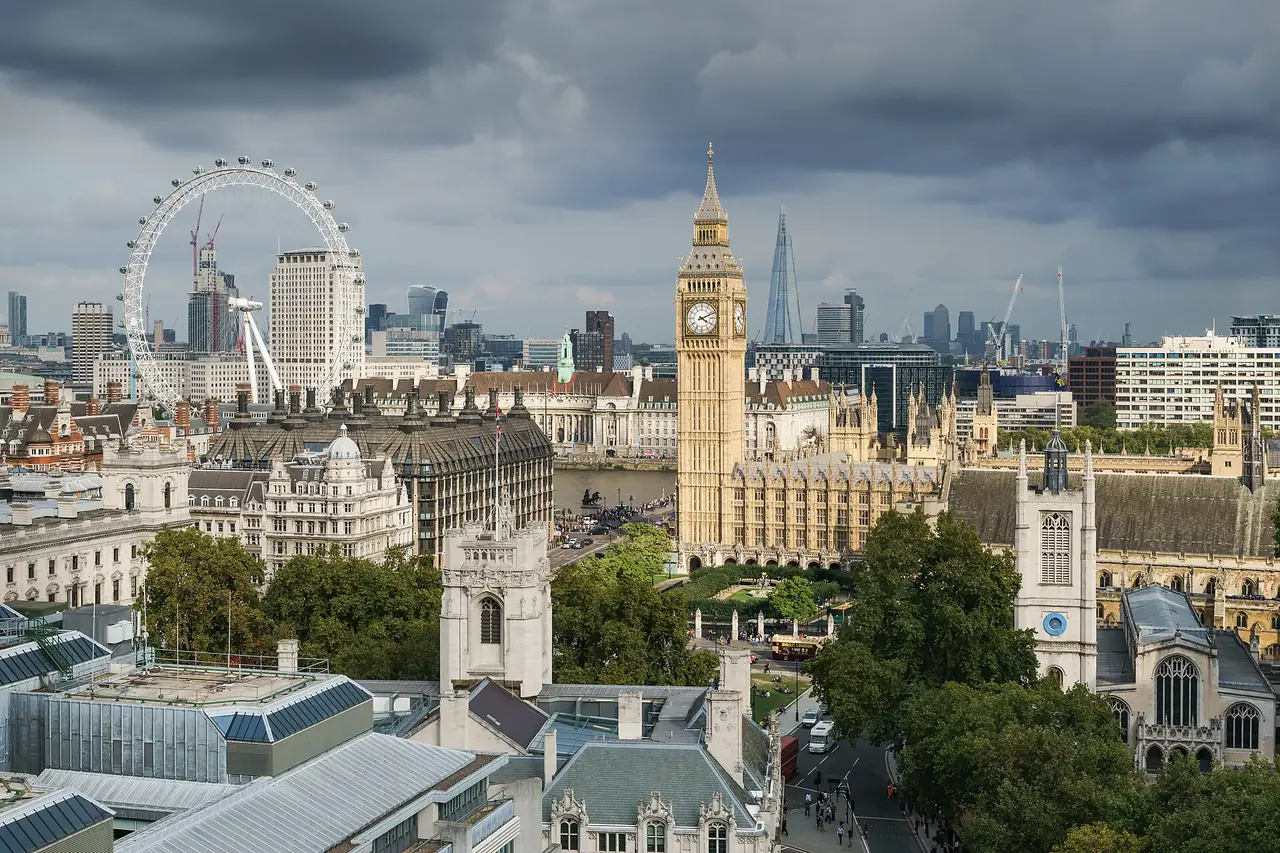 มองลงมาจากโดมของ Methodist Central Hall เห็นหอ Elizabeth Tower รัฐสภา แอบบีย์ และ London Eye ภาพจาก Wikimedia Commons ผู้ถ่าย Colin สัญญา CC BY-SA 4.0