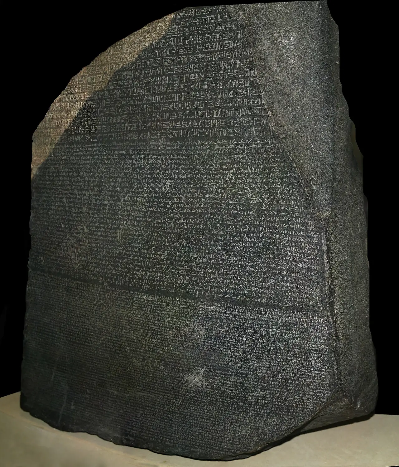 แผ่นศิลา Rosetta Stone ในพิพิธภัณฑ์ ภาพจาก Wikimedia Commons ผู้ถ่าย Hans Hillewaert สัญญา CC BY-SA 4.0