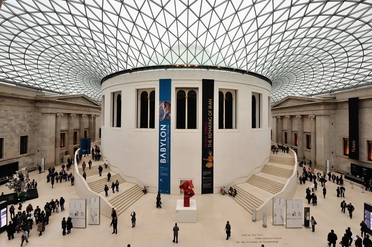 ลาน Great Court และหลังคากระจกมองจากมุมสูงของอาคารกลาง ภาพจาก Wikimedia Commons ผู้ถ่าย Eric Pouhier สัญญา CC BY-SA 3.0