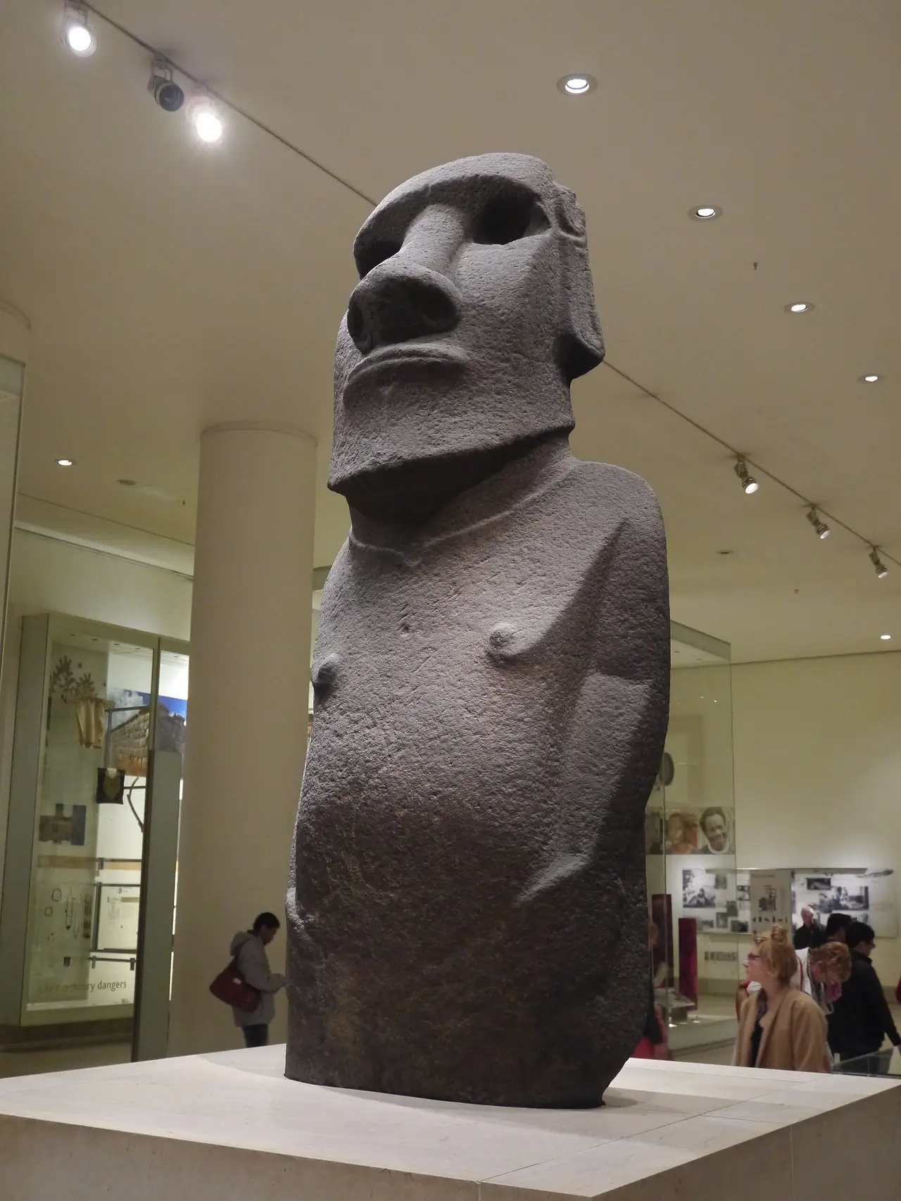 รูปปั้นโมอายหินบะซอลต์ Hoa Hakananai'a จากเกาะอีสเตอร์ ภาพจาก Wikimedia Commons ผู้ถ่าย Jay Galvin สัญญา CC BY 2.0