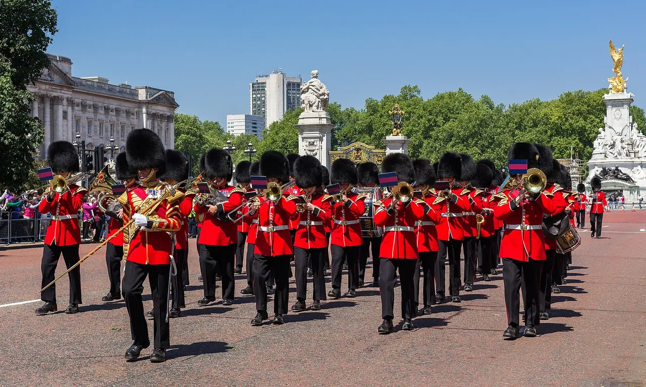 วงดนตรี Welsh Guards เดินลงถนนเข้าสู่วัง ภาพจาก Wikimedia Commons ผู้ถ่าย Diliff สัญญา CC BY-SA 3.0 ถ่ายหลายปีก่อน