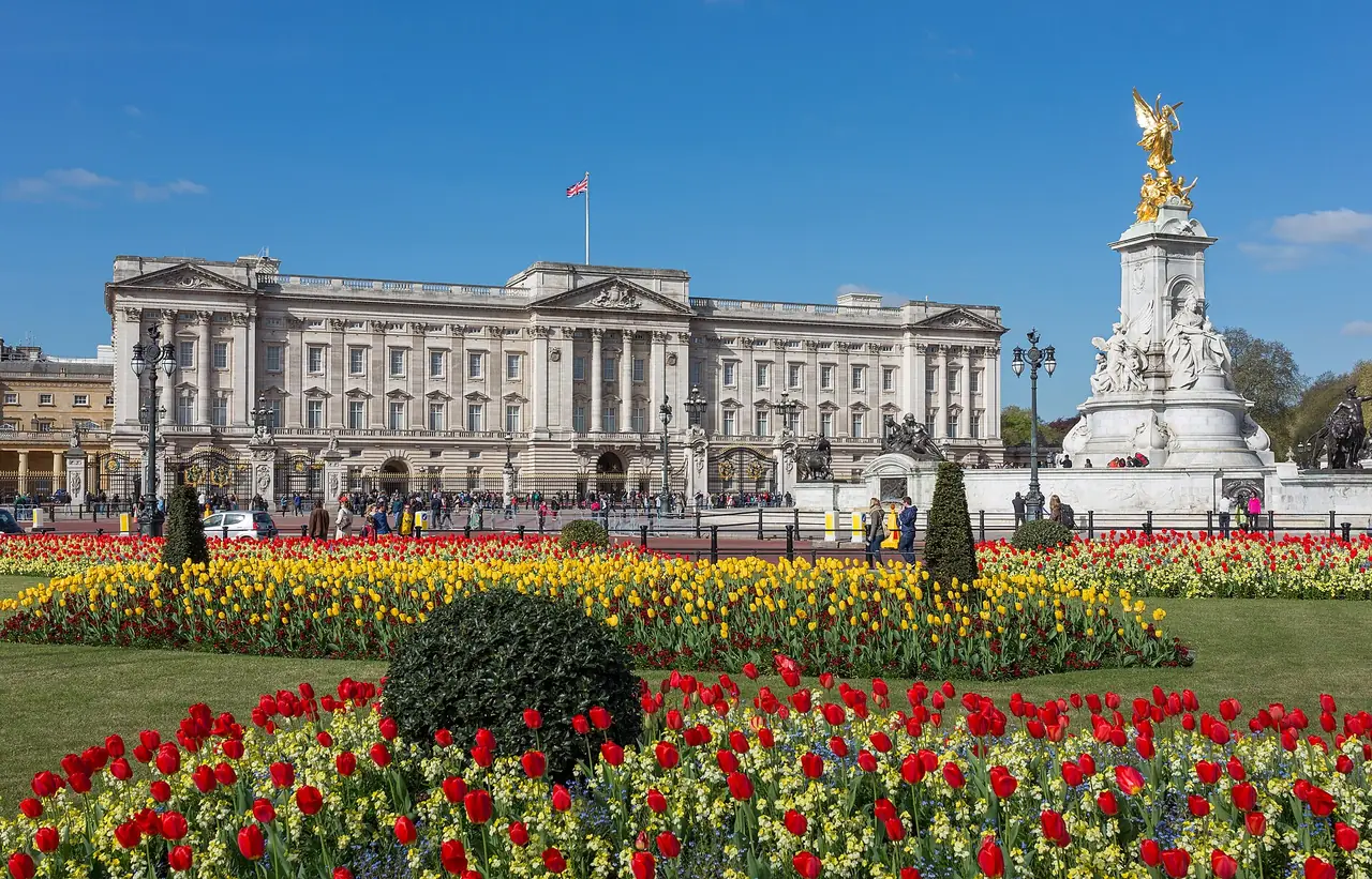 แปลงดอกไม้หน้าวังและ Victoria Memorial ภาพจาก Wikimedia Commons ผู้ถ่าย Diliff สัญญา CC BY-SA 3.0 ถ่ายหลายปีก่อน ดอกไม้เปลี่ยนตามฤดู