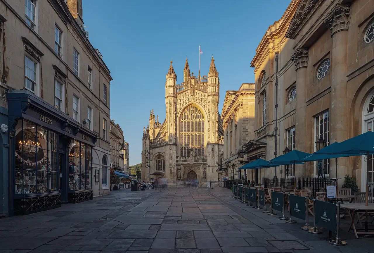 ถนนในบาธมองไปที่ Bath Abbey ภาพจาก Wikimedia Commons ผู้ถ่าย Julian Herzog สัญญา CC BY 4.0 ถ่ายปี 2024